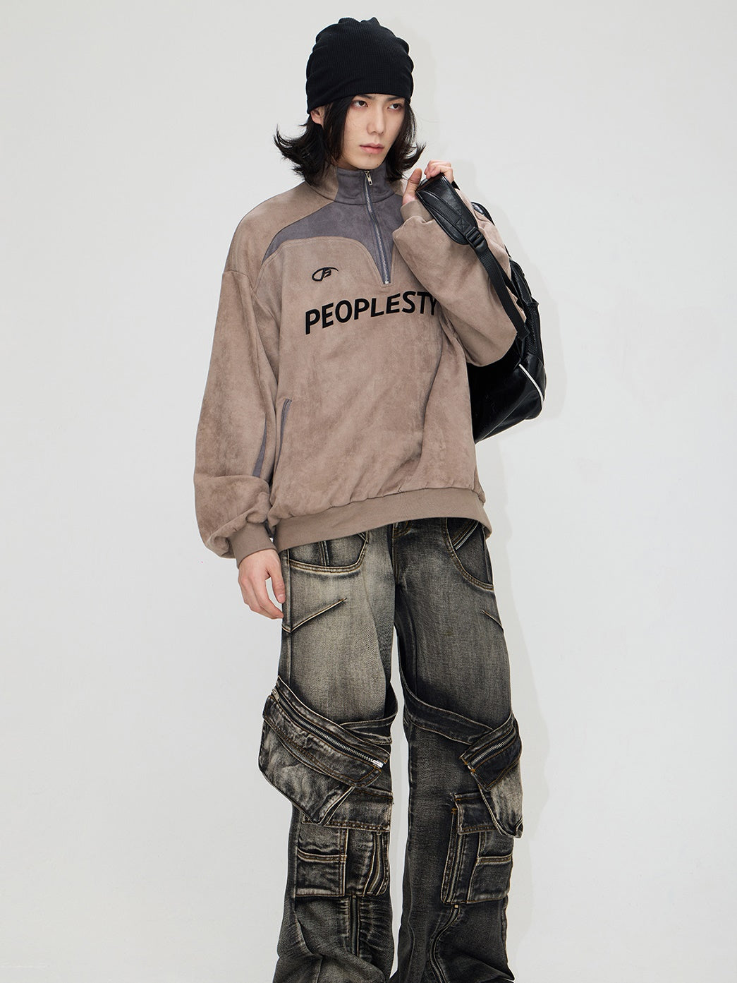 En daim touchent le pull à moitié zip