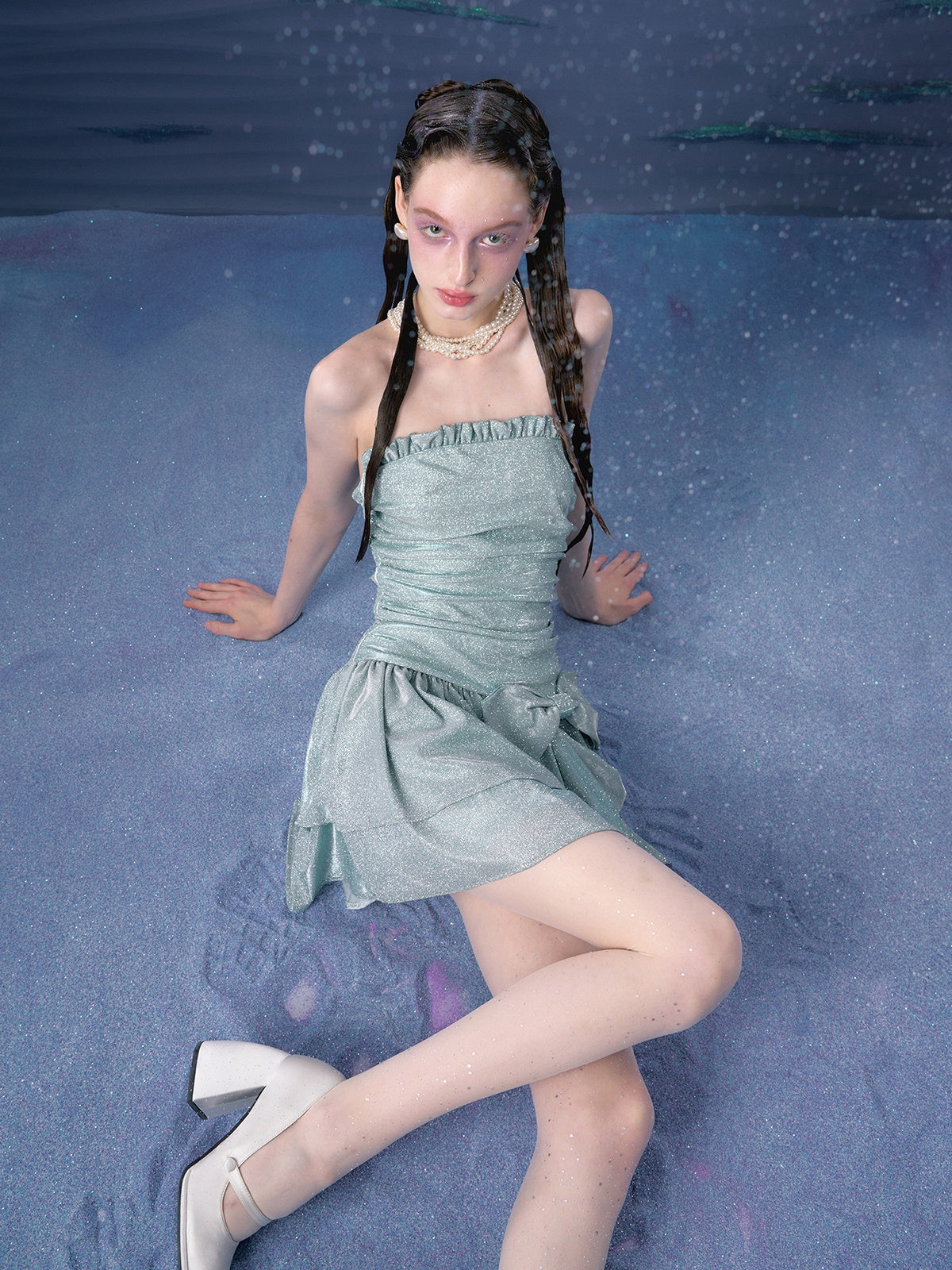 Glitzerbanddekoration enge nackte Kleid