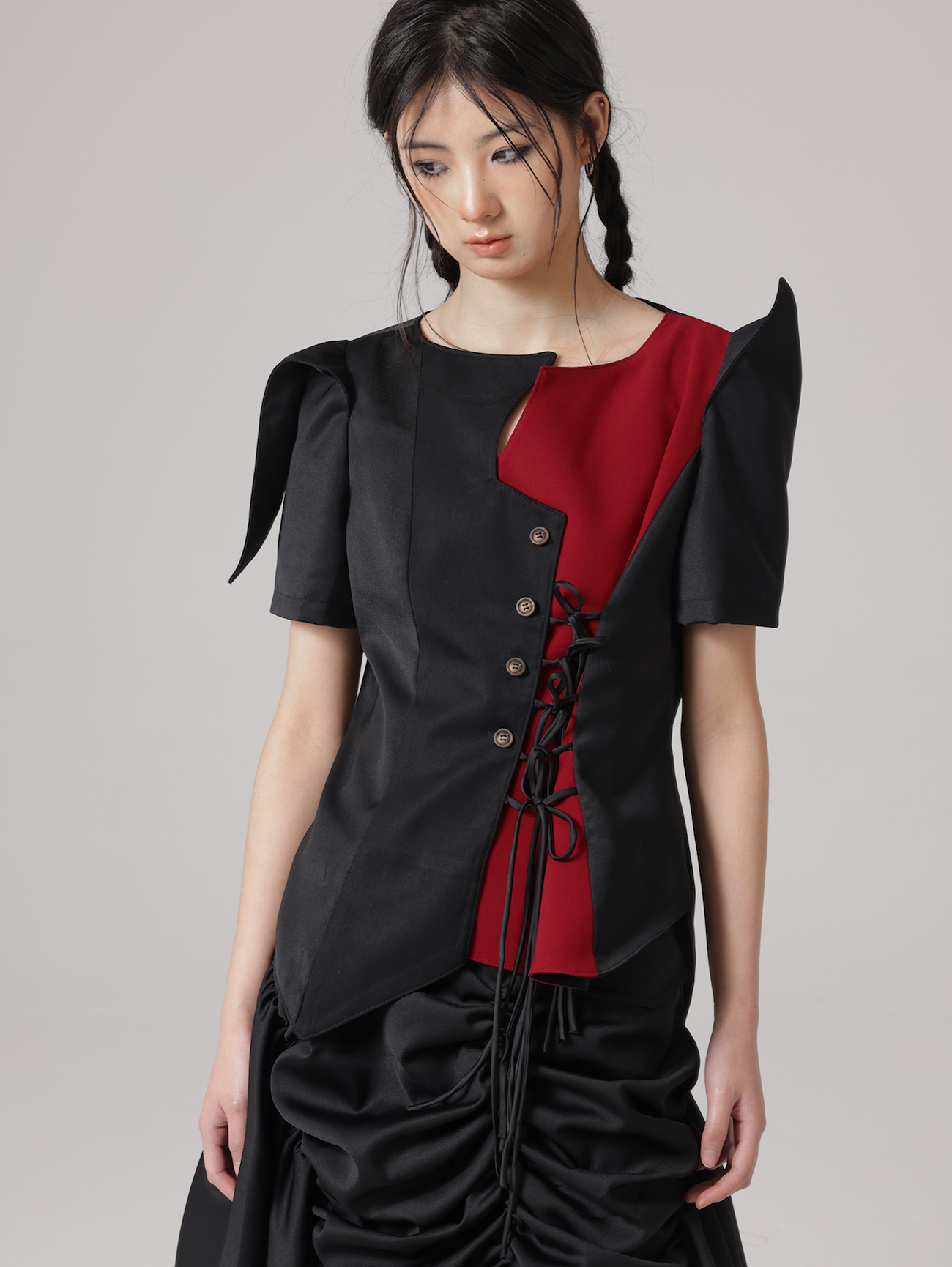 Speziell geformtes Design Pierrot-Shirt & Asymmetrie Rock sammeln