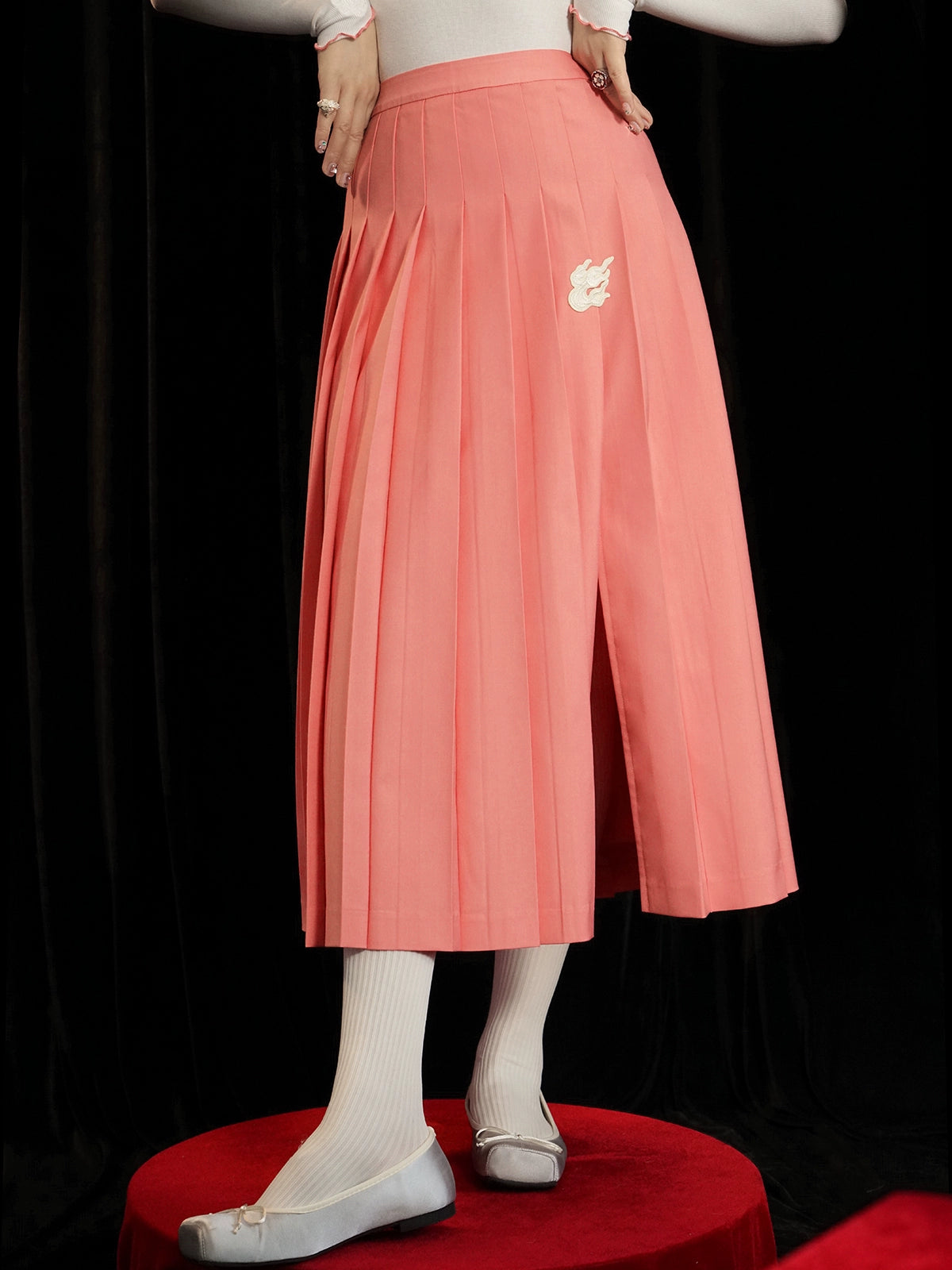 Jupe plissée à broderie