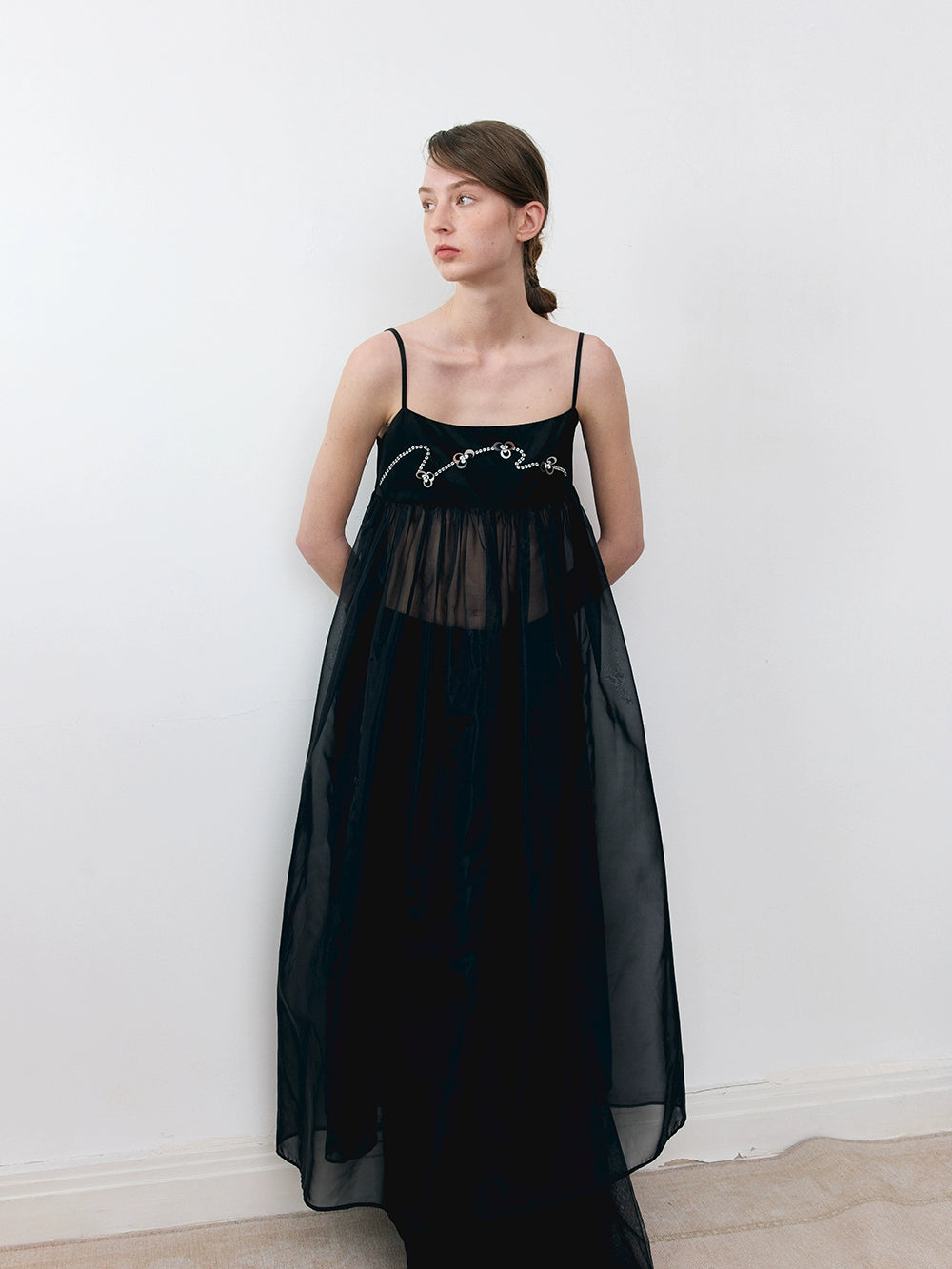 Robe à suspension en tulle de perles brodées en trois dimensions incurvées