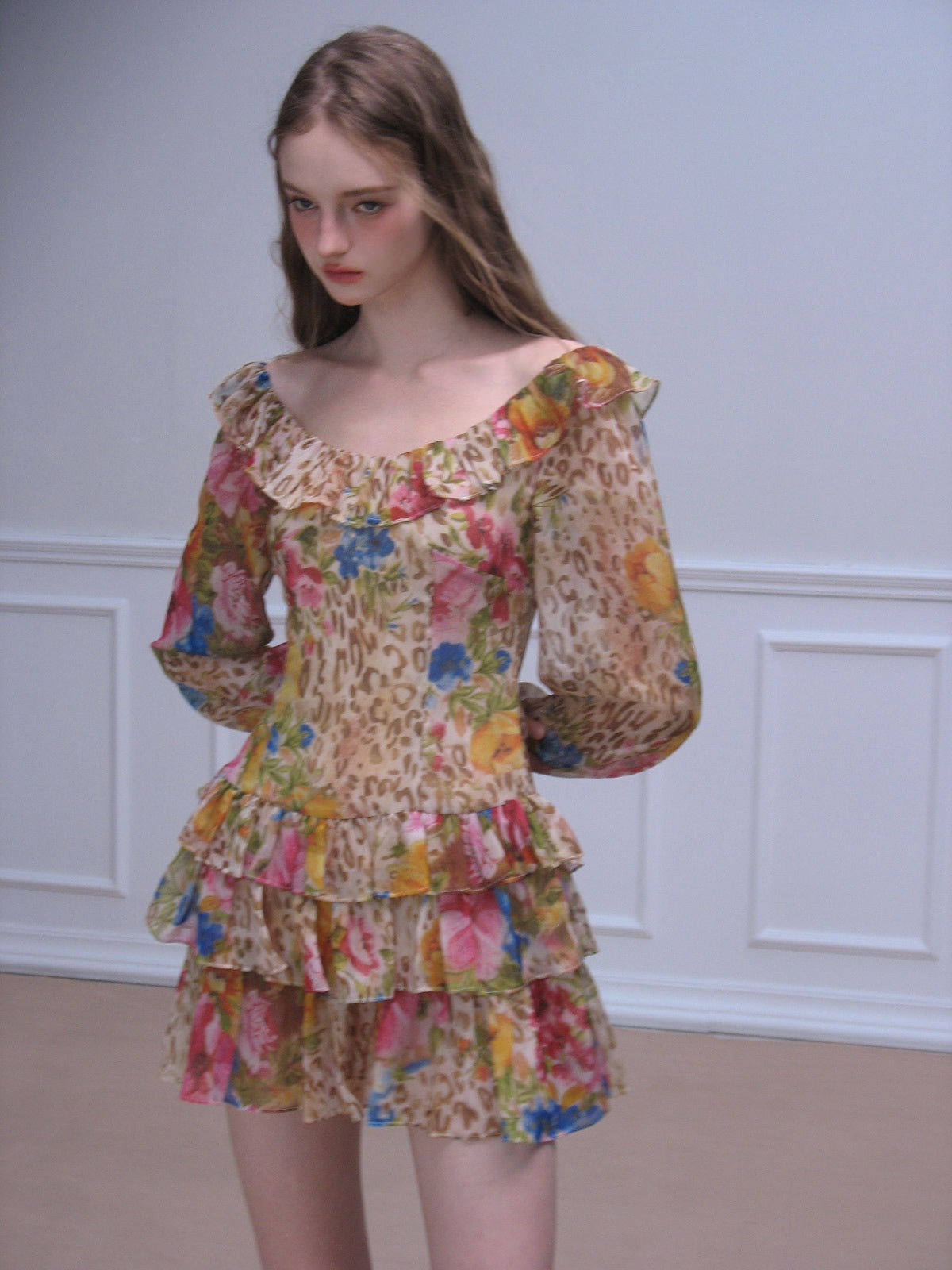 Blumenleopardendruck unregelmäßiger Schlitzkleid