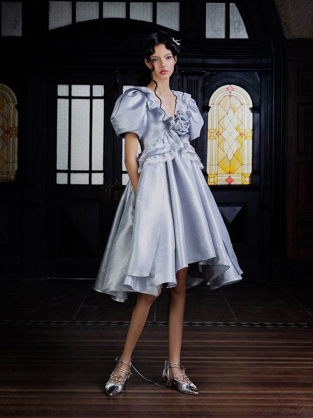 Robe brillante de la dentelle à col en v à col en trois dimensions