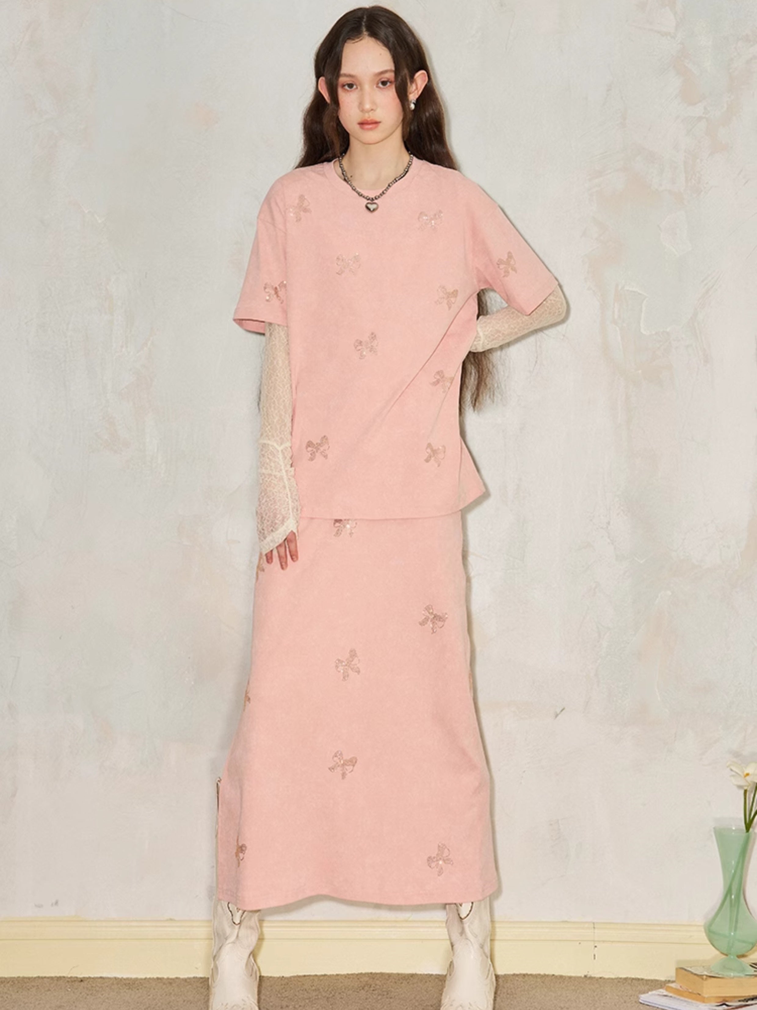 Ribbon Print Round Neck T-Shirt & Fit Slit Long Skirt