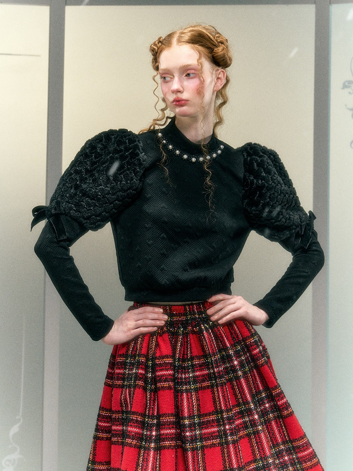 모피 소매를 좋아합니다. 보우 진주 장식 짧은 상단