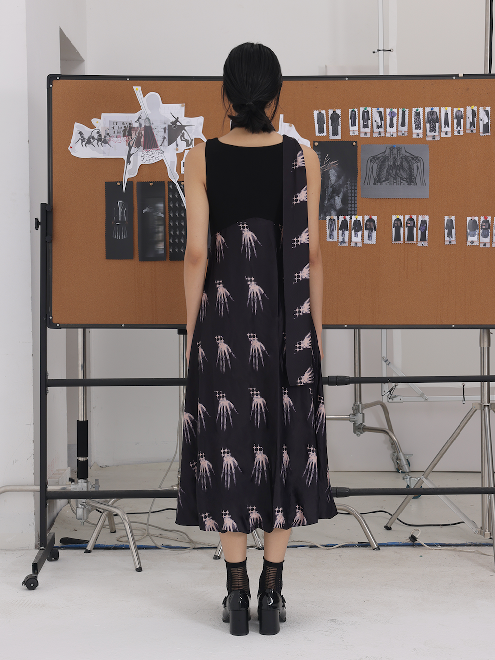Handschatten -Draping -Design -Ärmelkleid