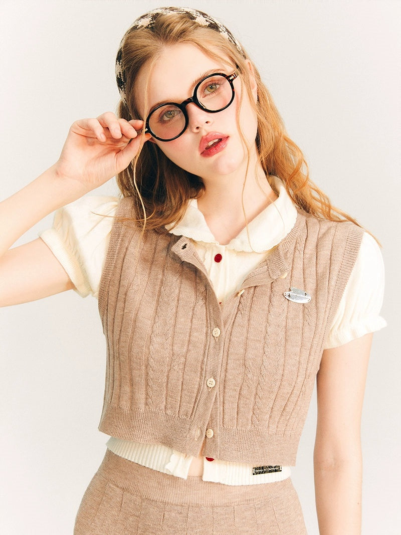 Gilet rond en tricot et jupe plissée