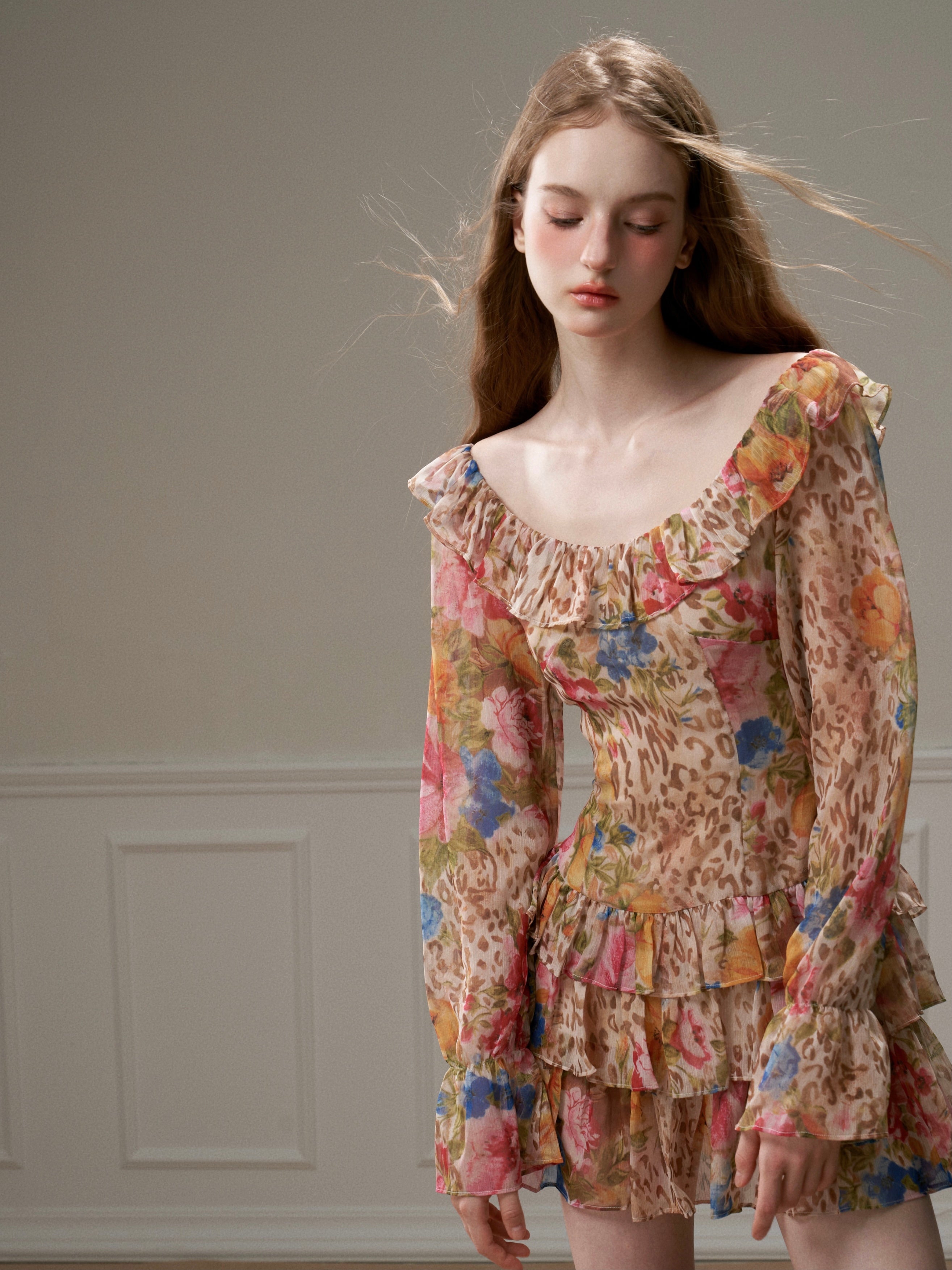 Blumenleopardendruck unregelmäßiger Schlitzkleid