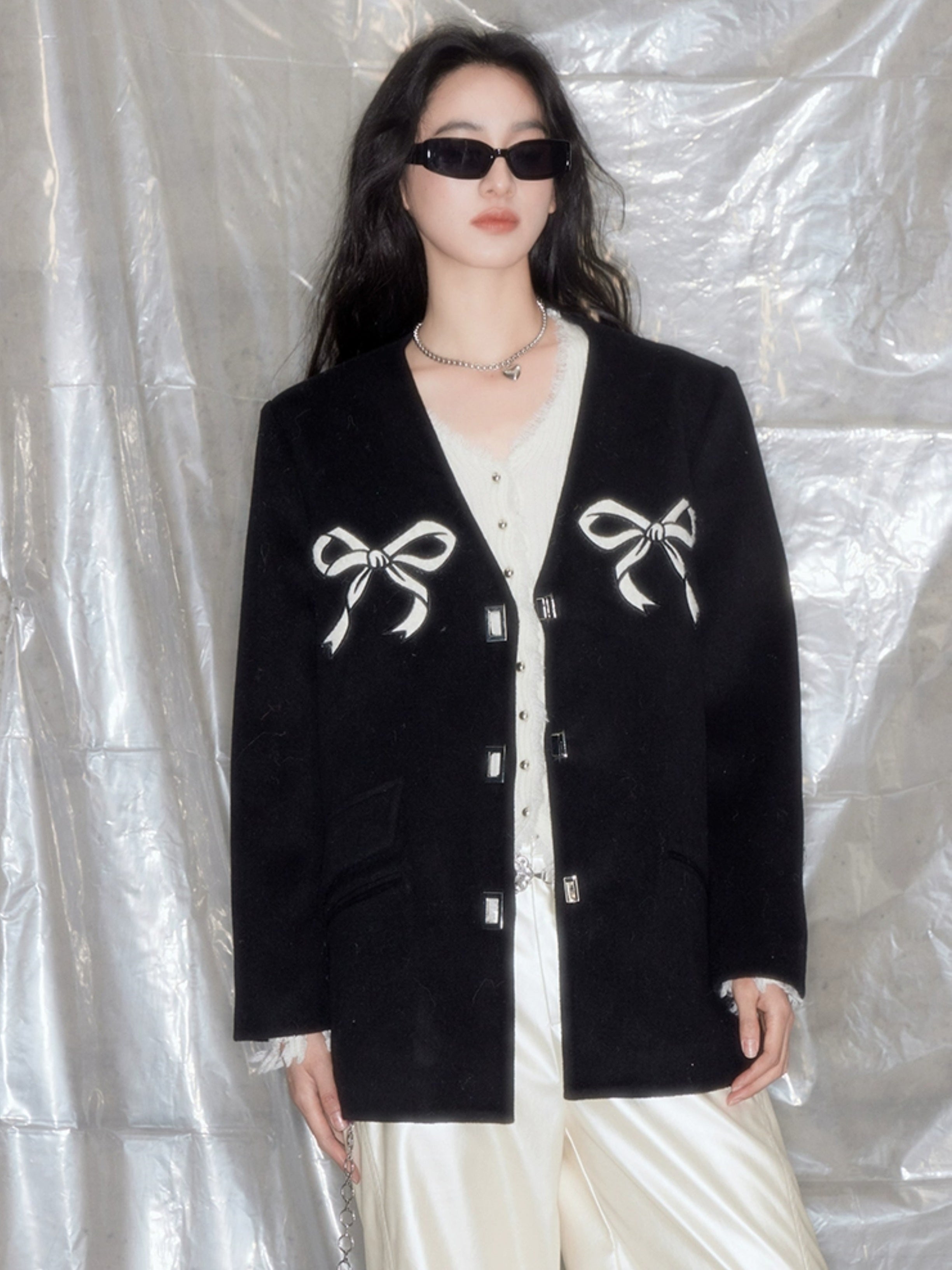 V-Ausschnitt Bow Stickie-Metallknopfjacke