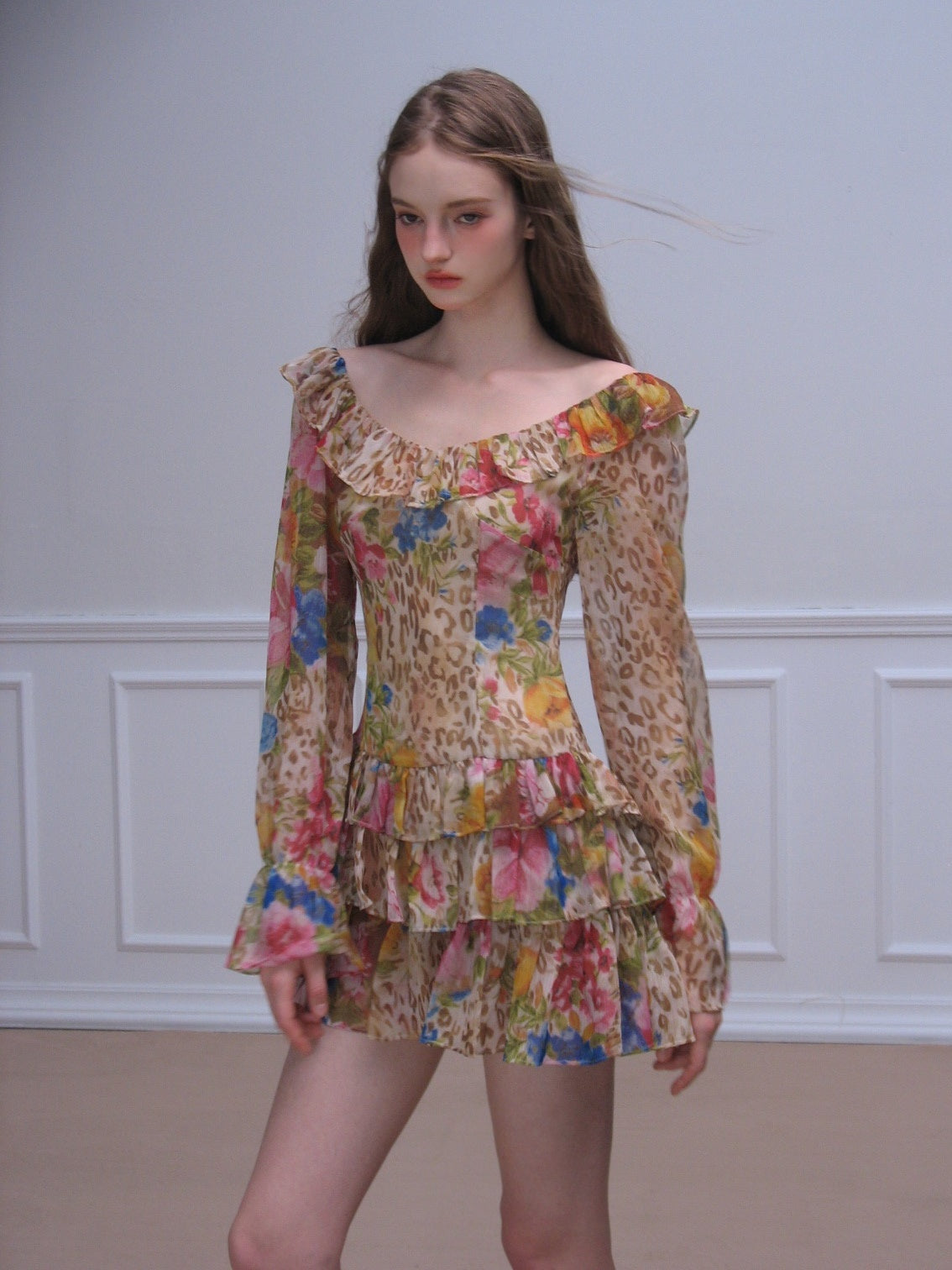 Blumenleopardendruck unregelmäßiger Schlitzkleid