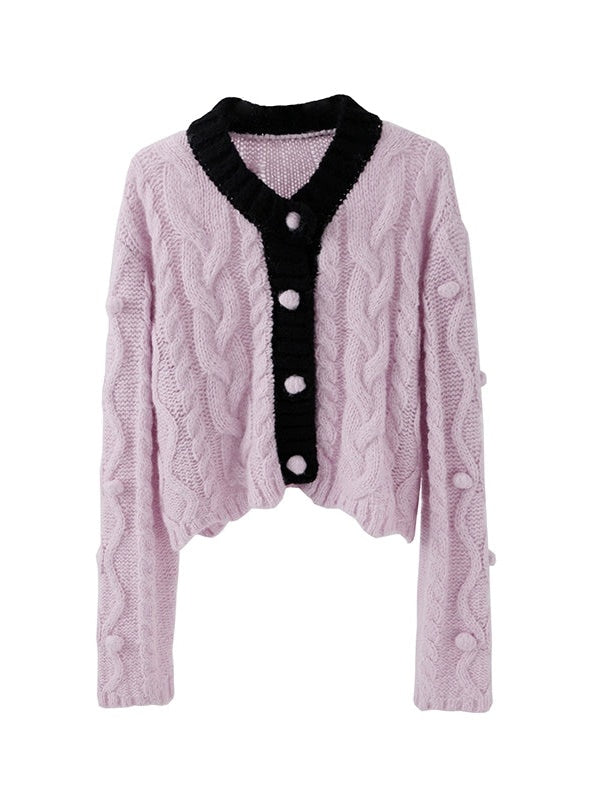 Kontrastierende Farbwende -Textur -Strickjacke gegen Farbe