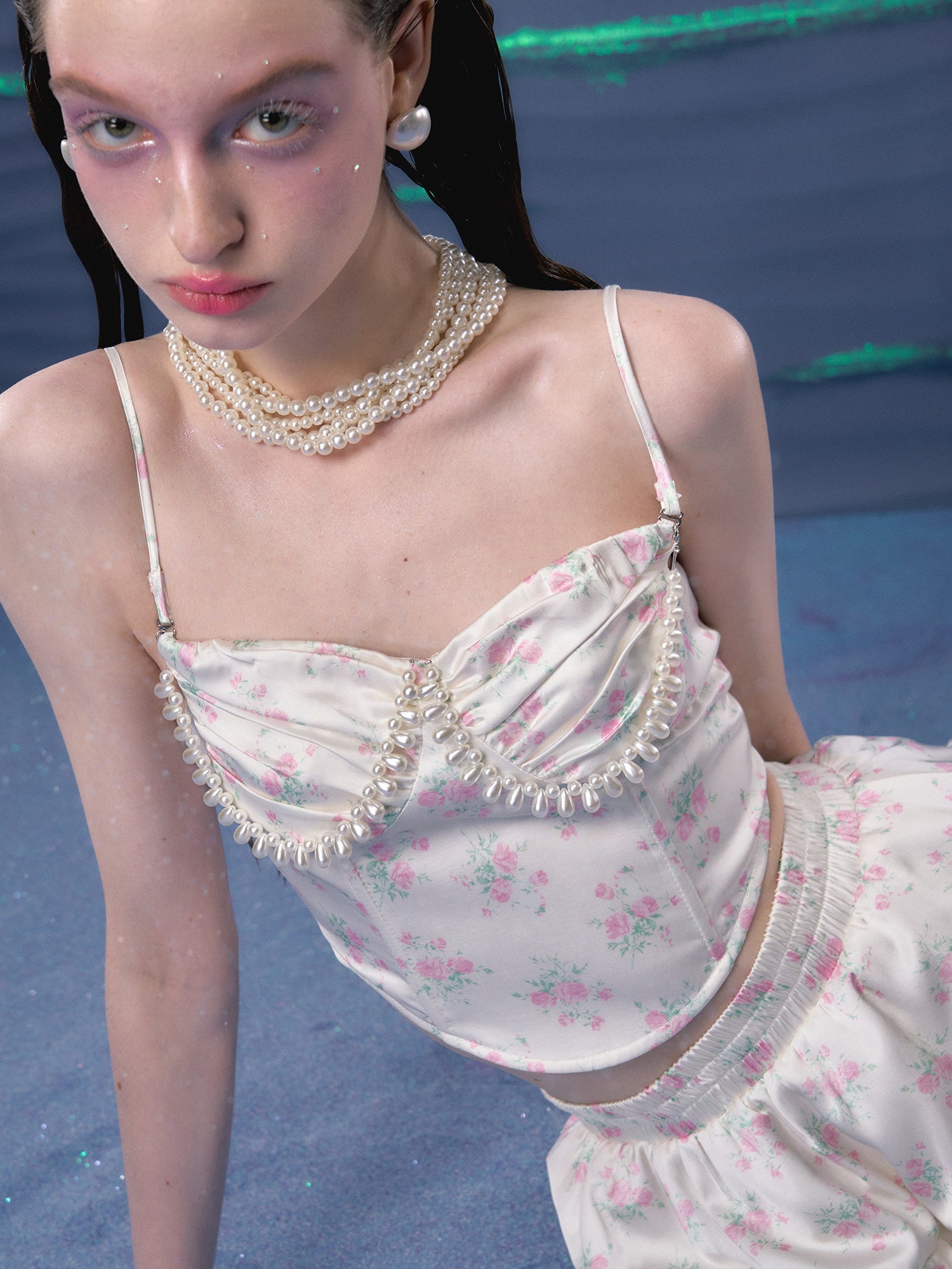 꽃 진주 장식 코르셋 카미솔 및 퍼프 스커트