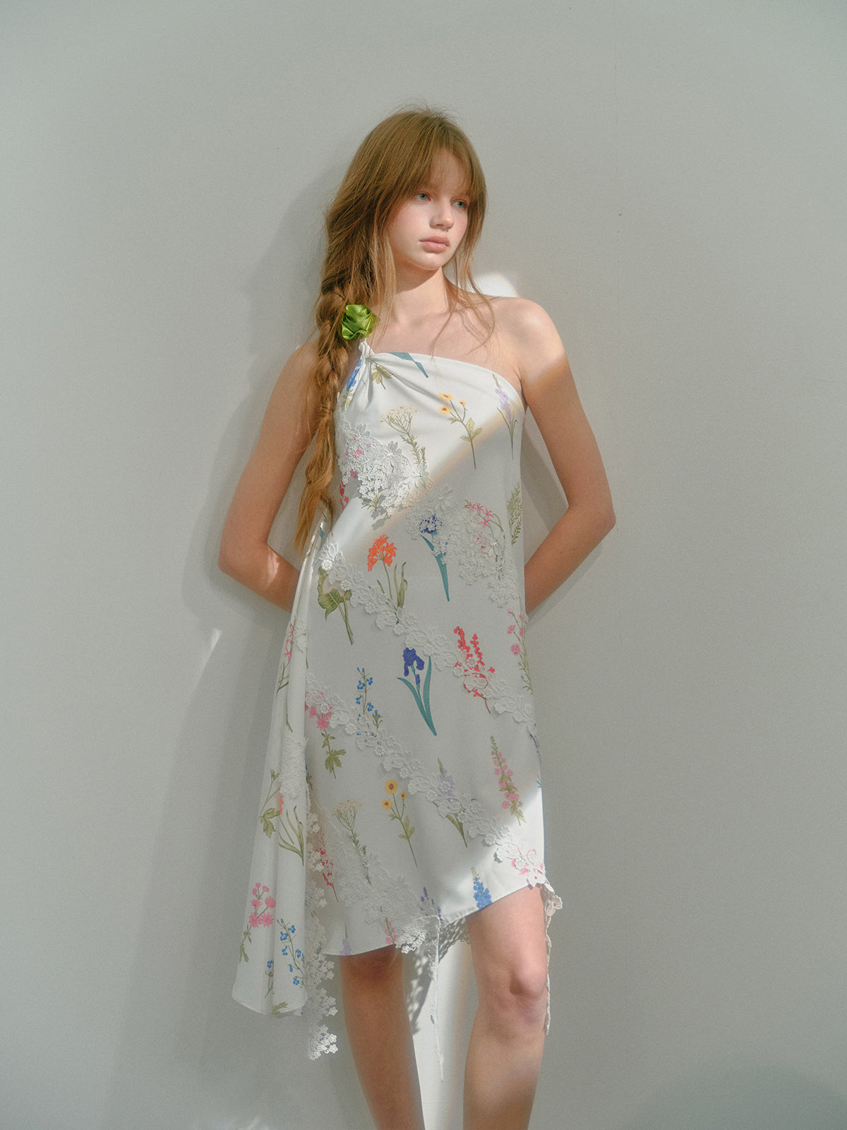 낭만적 인 숲은 원 숄더 레이스 비대칭 드레스를 인쇄했습니다