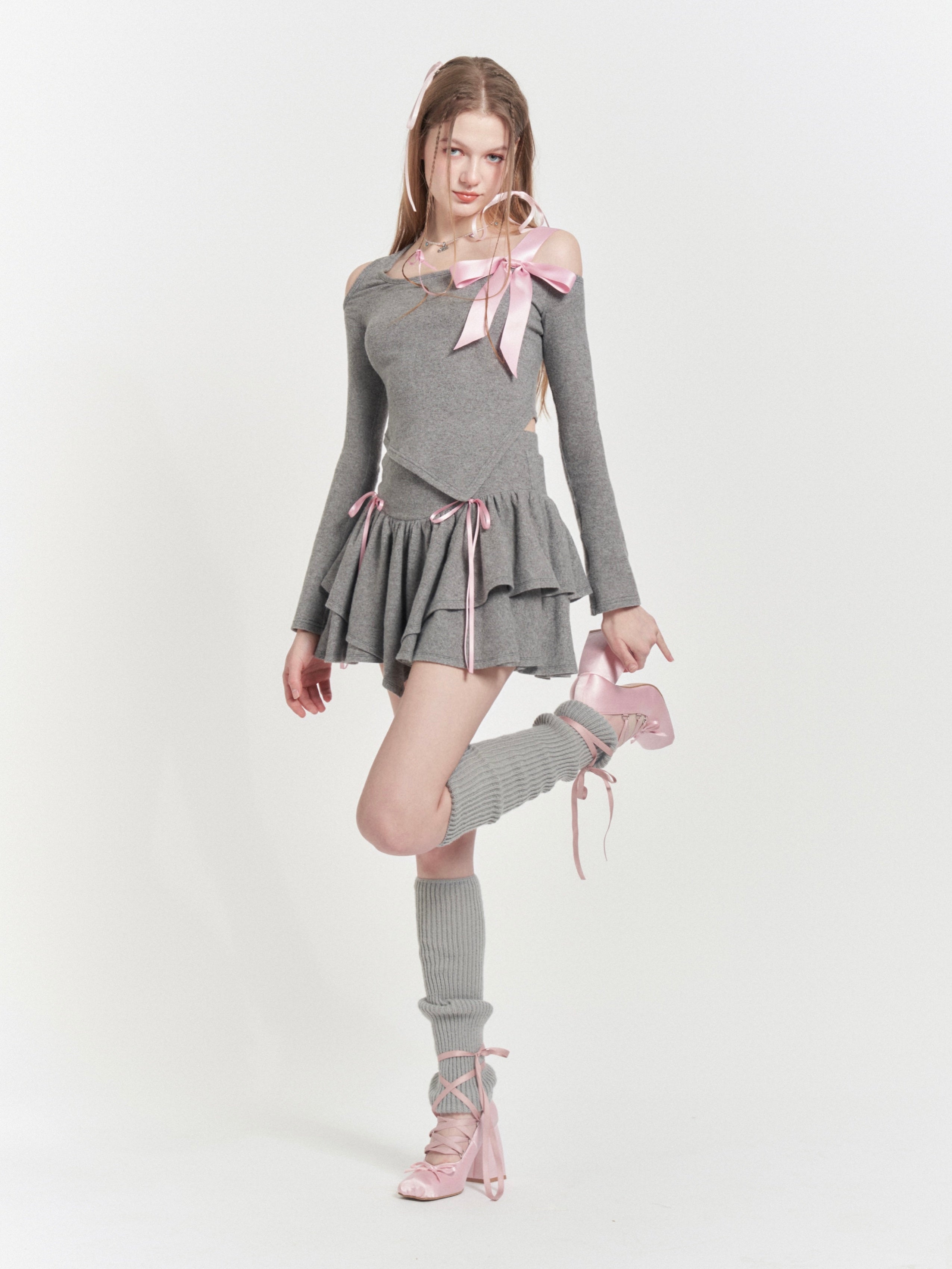 Asymmetrische Off-Shoulder-Top & Frill-Rock des Bandes asymmetrisch