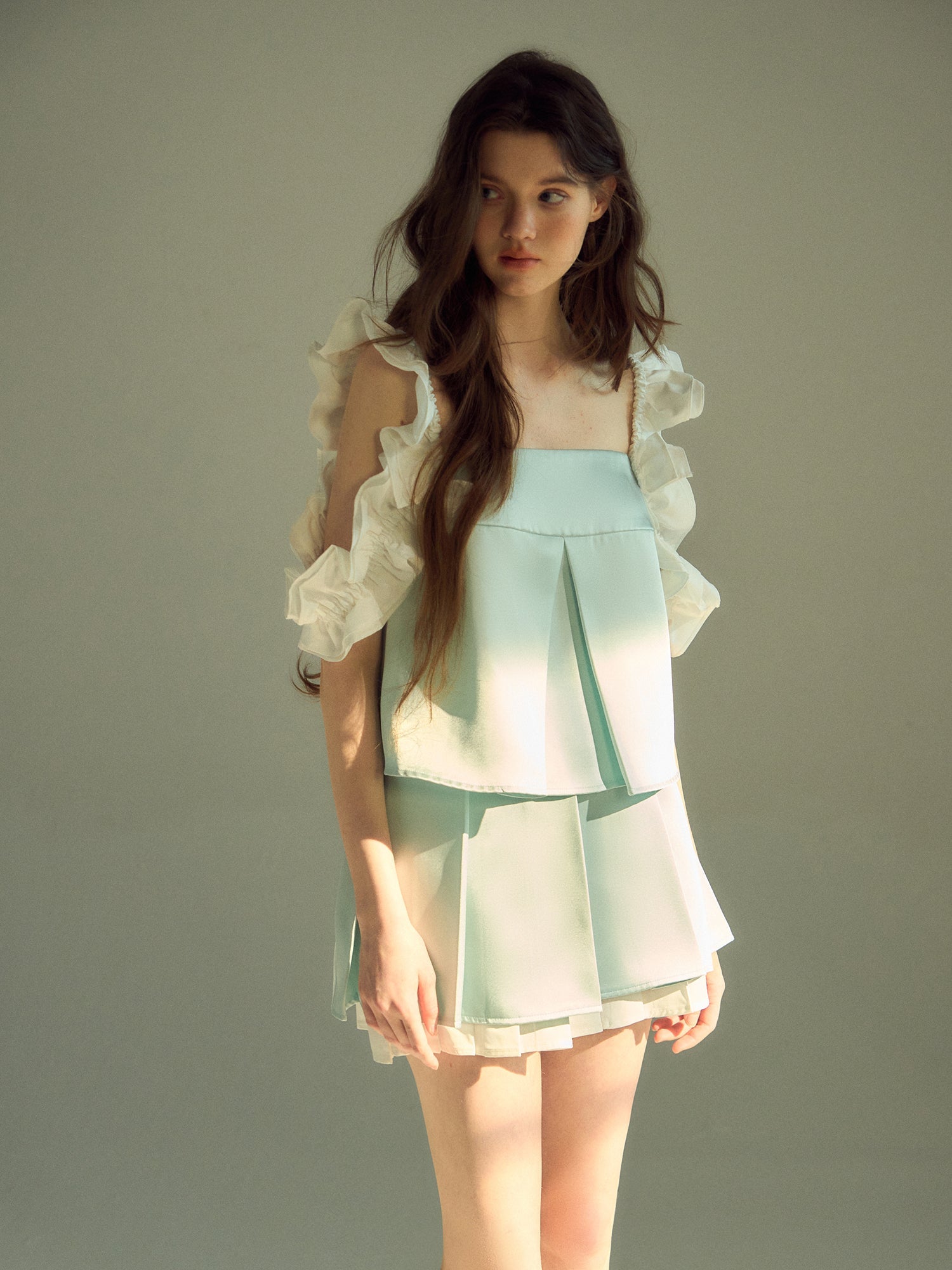 Dreidimensionale Spitzenhülsenweste & Faltenrock