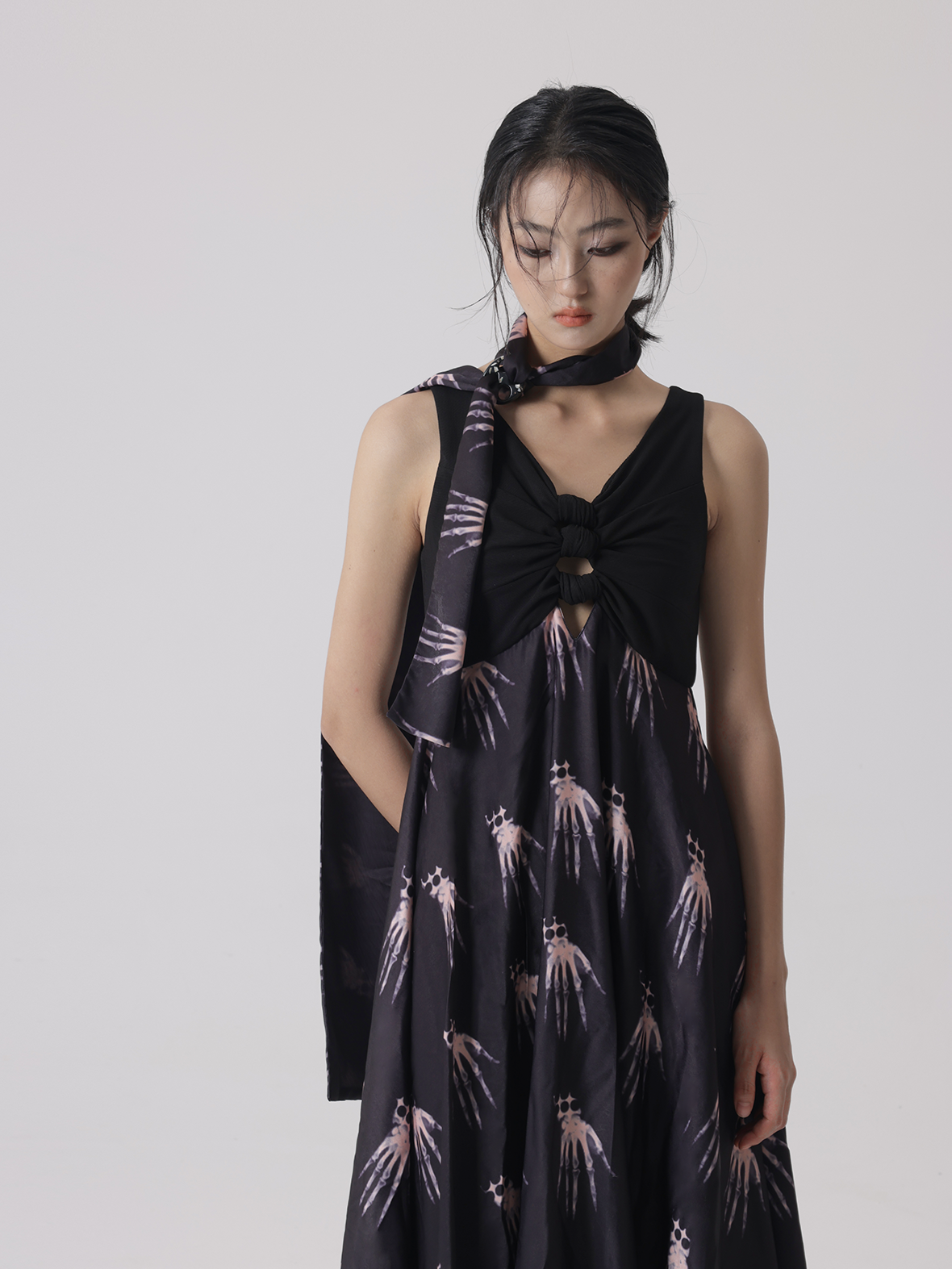 Handschatten -Draping -Design -Ärmelkleid