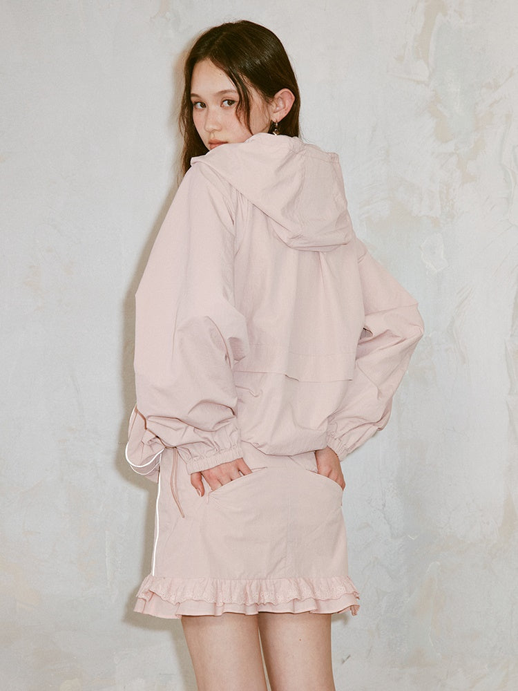 Veste à capuche de style sportif et jupe courte des fioritures