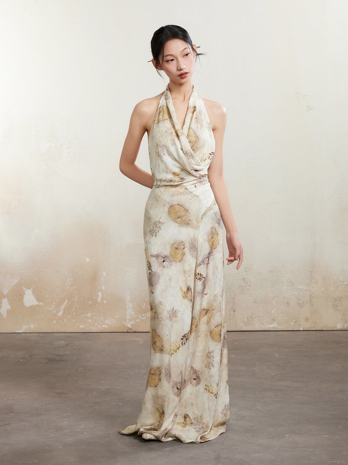 긴 홀터 넥 드레스를 인쇄하십시오