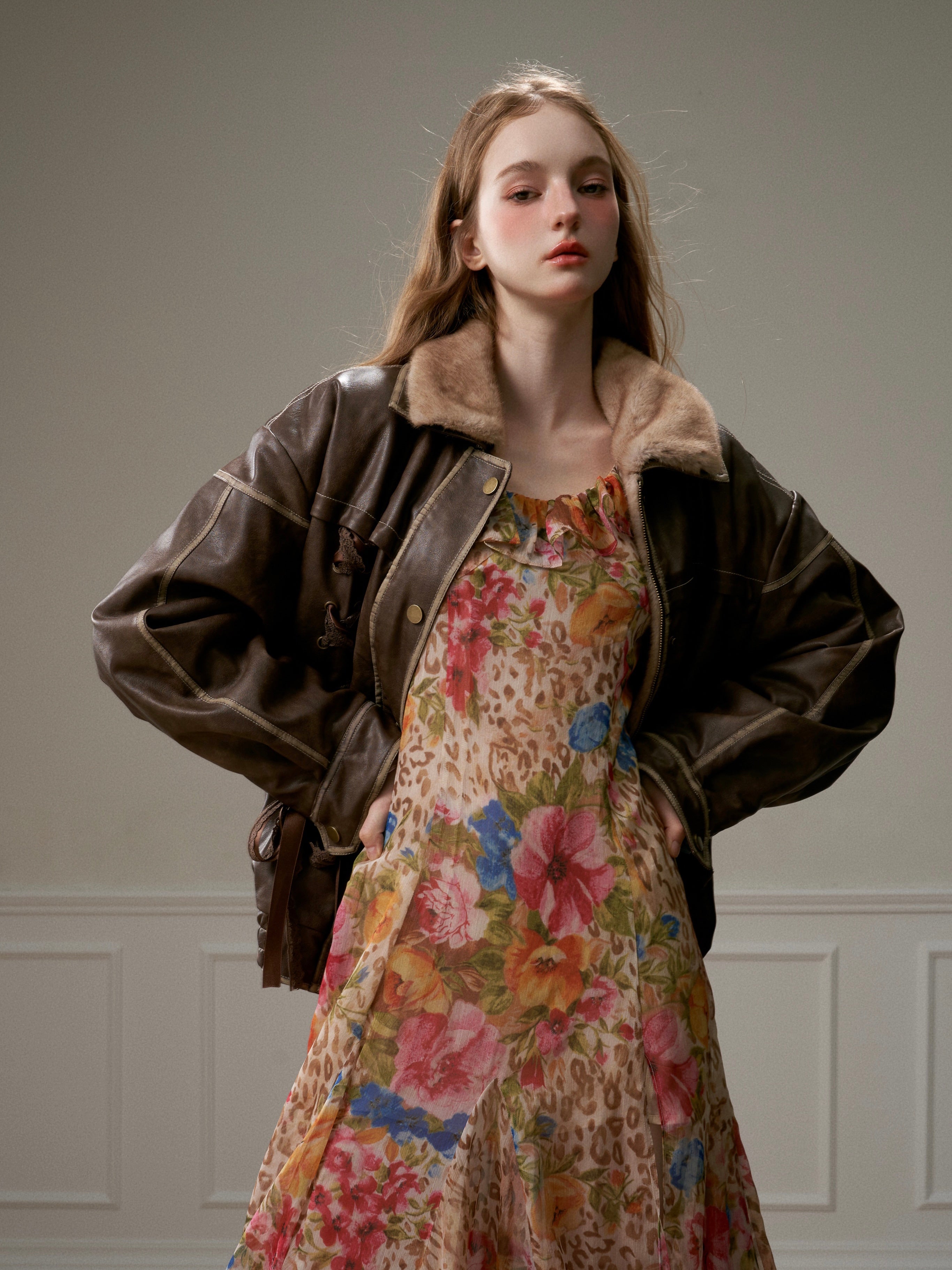 Blumenleopardendruck unregelmäßiger Schlitzkleid