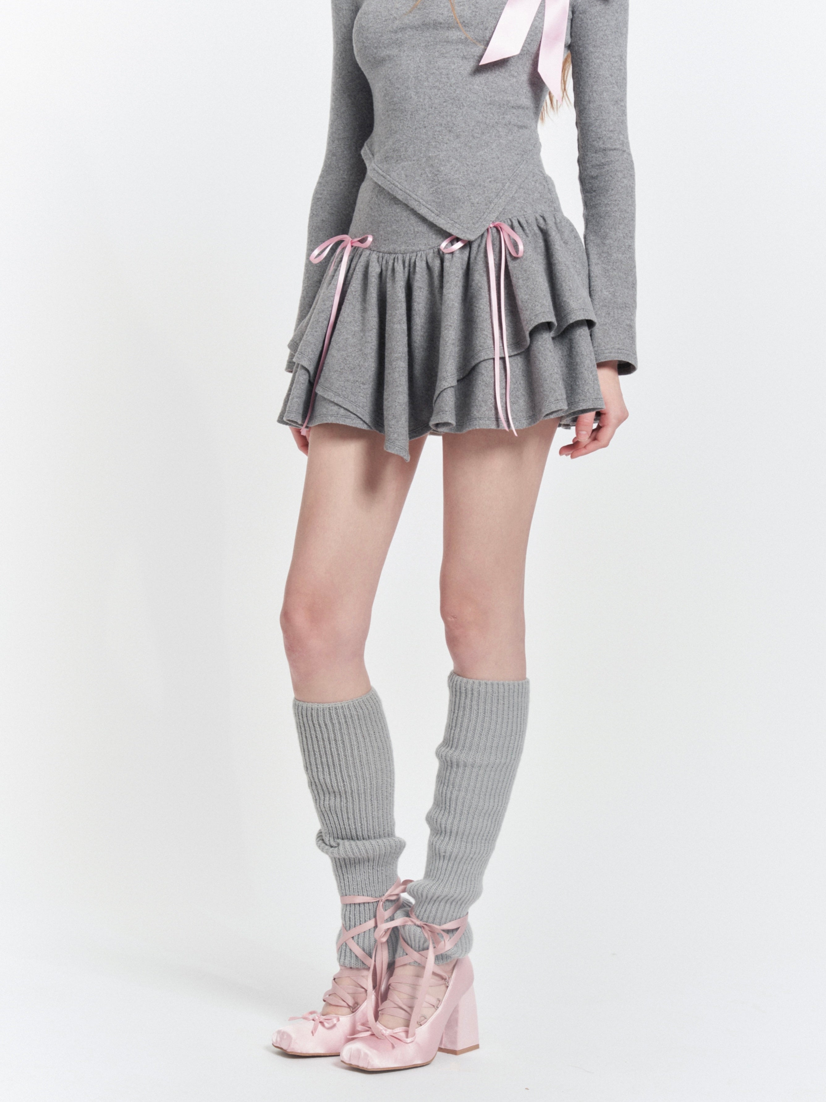 Asymmetrische Off-Shoulder-Top & Frill-Rock des Bandes asymmetrisch