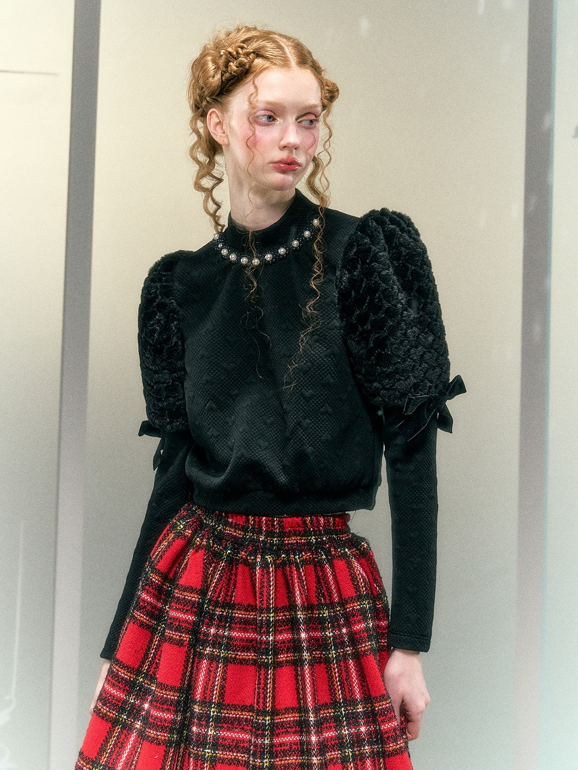 모피 소매를 좋아합니다. 보우 진주 장식 짧은 상단