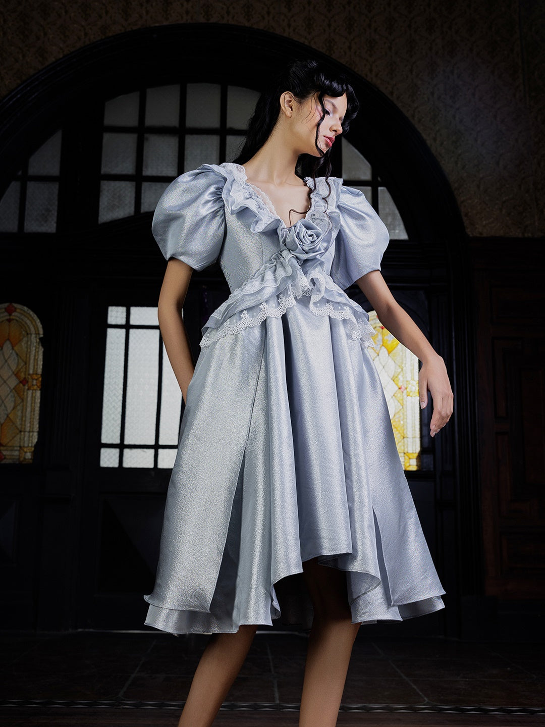 Robe brillante de la dentelle à col en v à col en trois dimensions