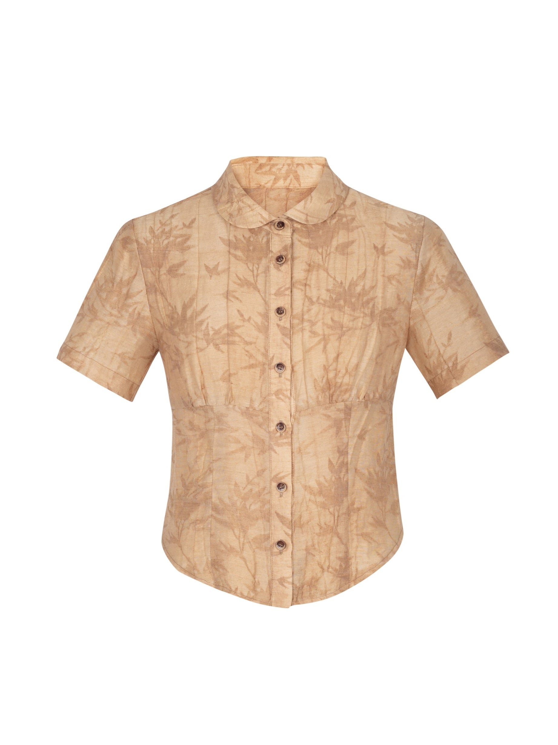 허리 짧은 슬리 셔츠를 꼬집습니다