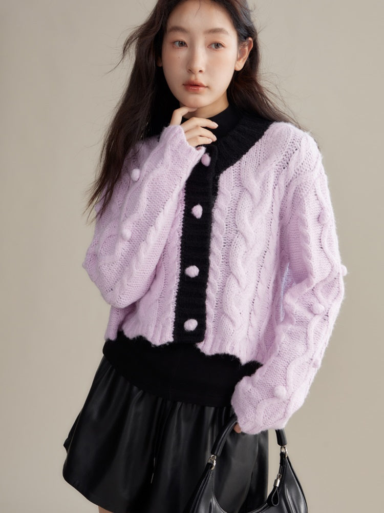 Kontrastierende Farbwende -Textur -Strickjacke gegen Farbe