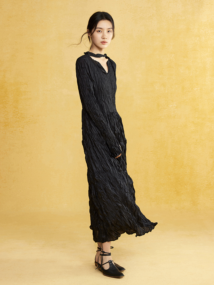 Handgepotetes Kleid mit Langschlägen mit Langschlägen