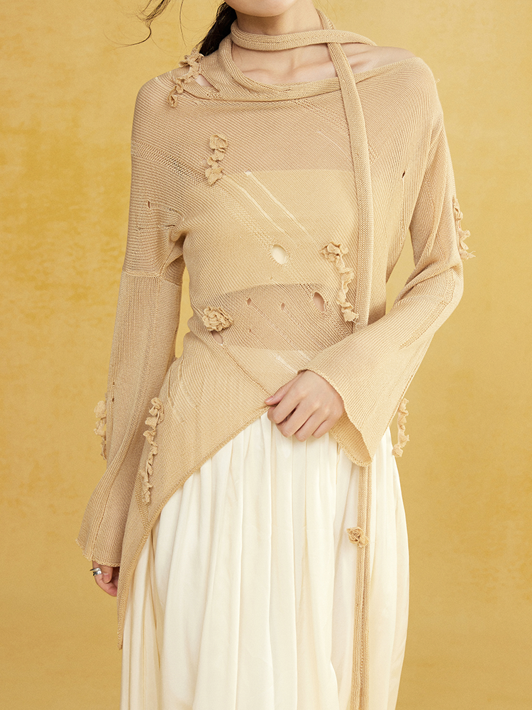 Slant-Hals unregelmäßiger Saumlochpullover