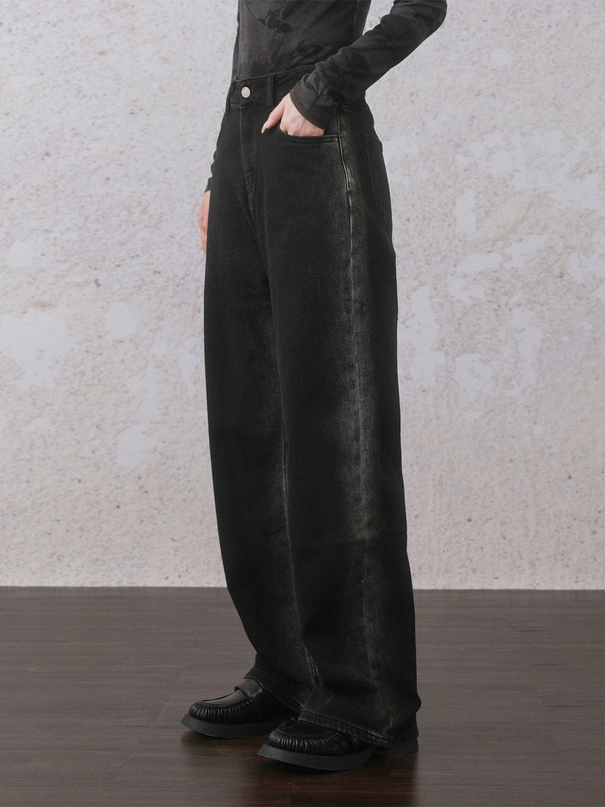 Gewaschene verzweifelte lose Jeans