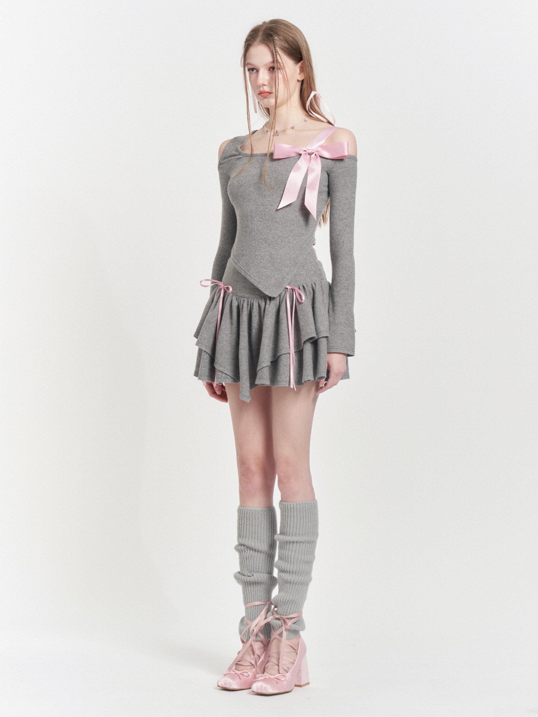 Asymmetrische Off-Shoulder-Top & Frill-Rock des Bandes asymmetrisch