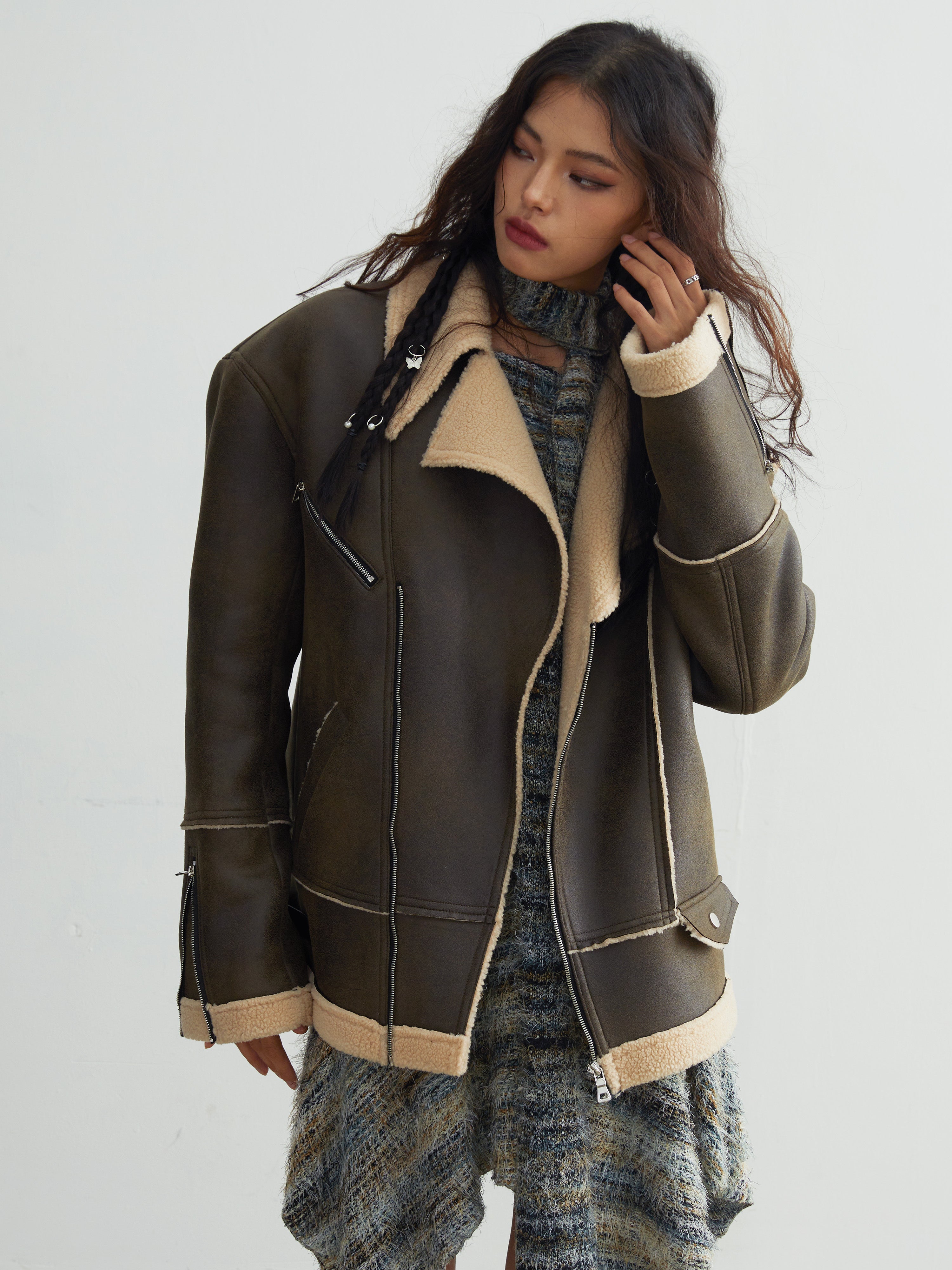 Weitschulter-Nachahmung Lammfellmantel