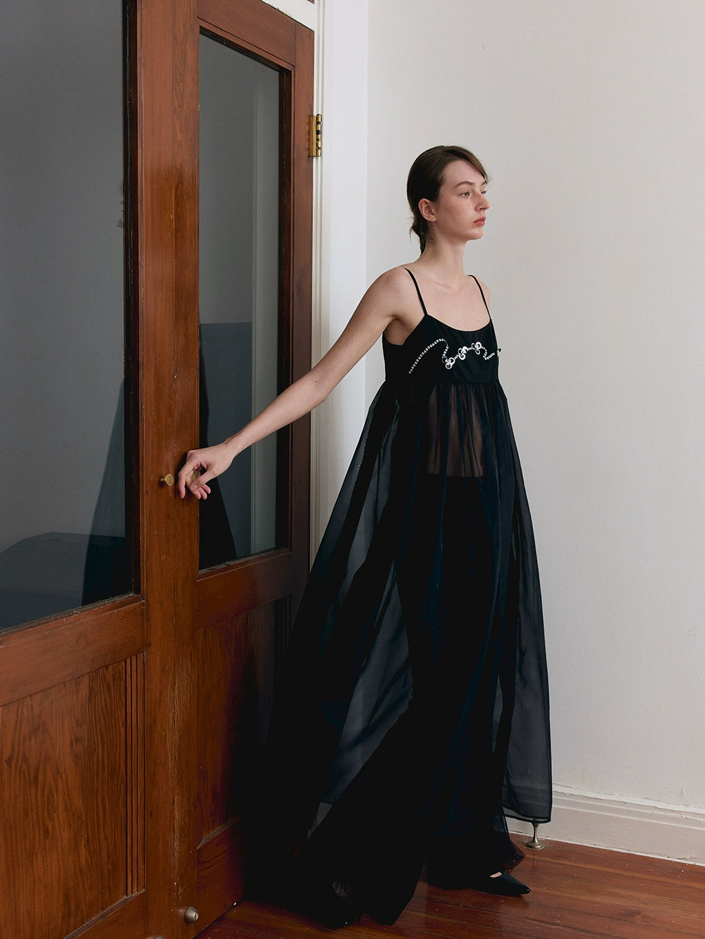 Robe à suspension en tulle de perles brodées en trois dimensions incurvées