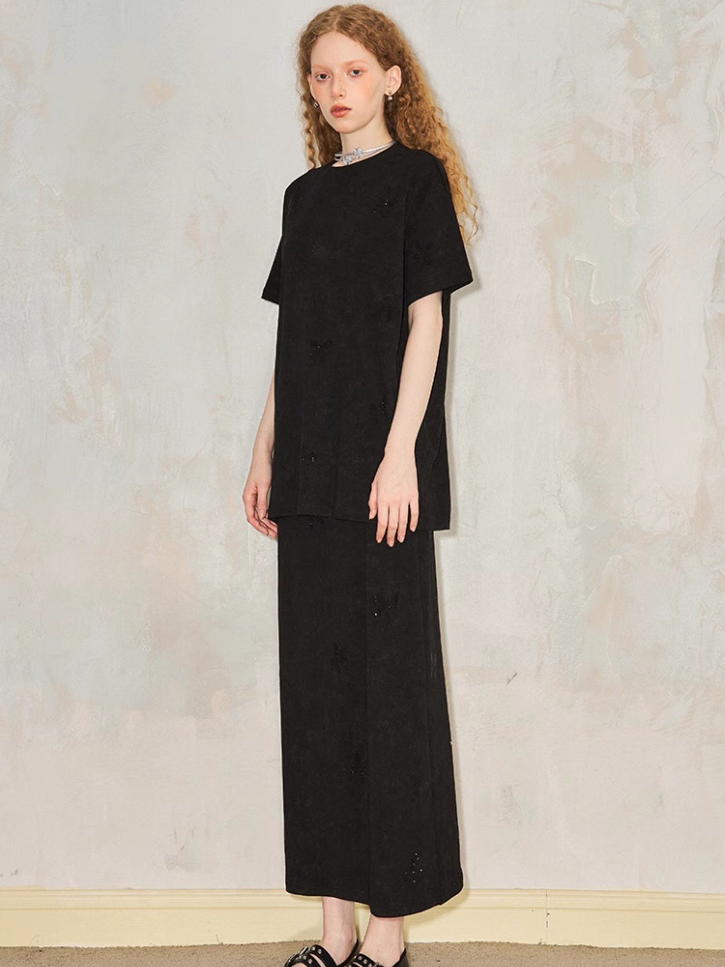 Ribbon Print Round Neck T-Shirt & Fit Slit Long Skirt