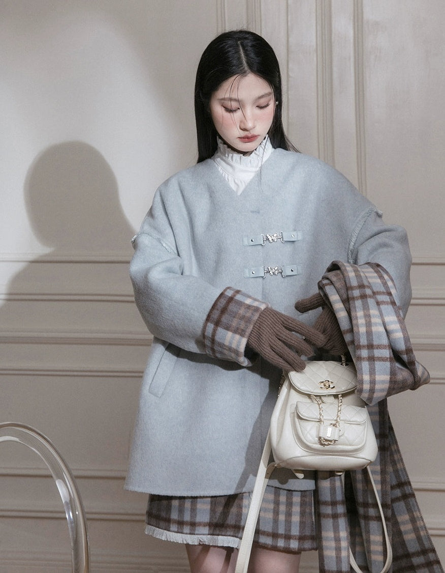 Plaid-Halbjacke und Rock mit V-Ausschnitt