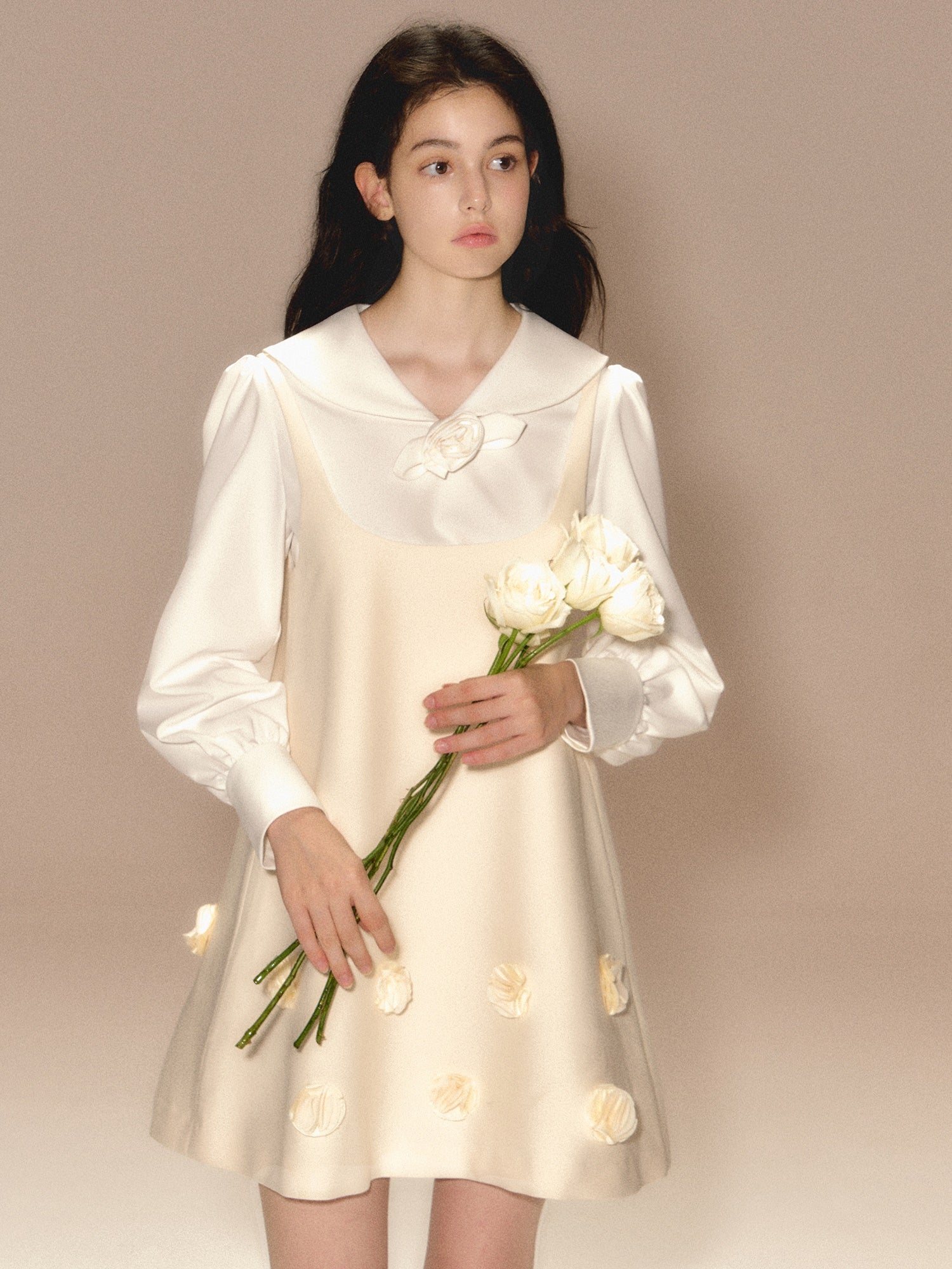 광택 있는 입체 플라워 서스펜더 원피스