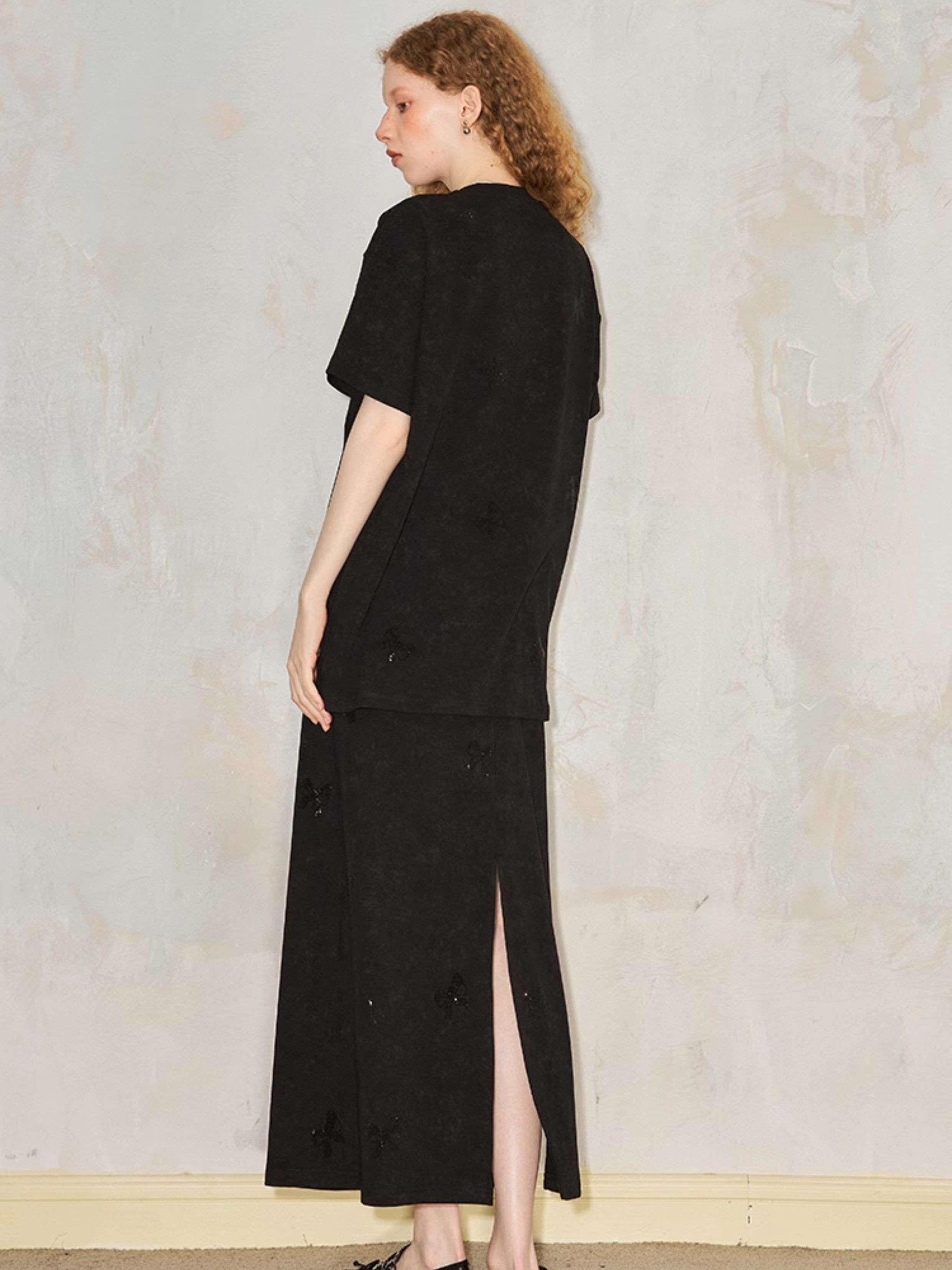 Ribbon Print Round Neck T-Shirt & Fit Slit Long Skirt