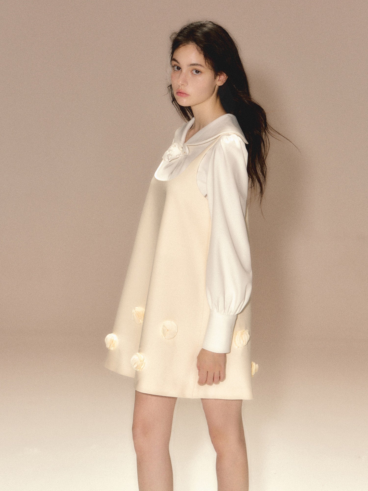 광택 있는 입체 플라워 서스펜더 원피스