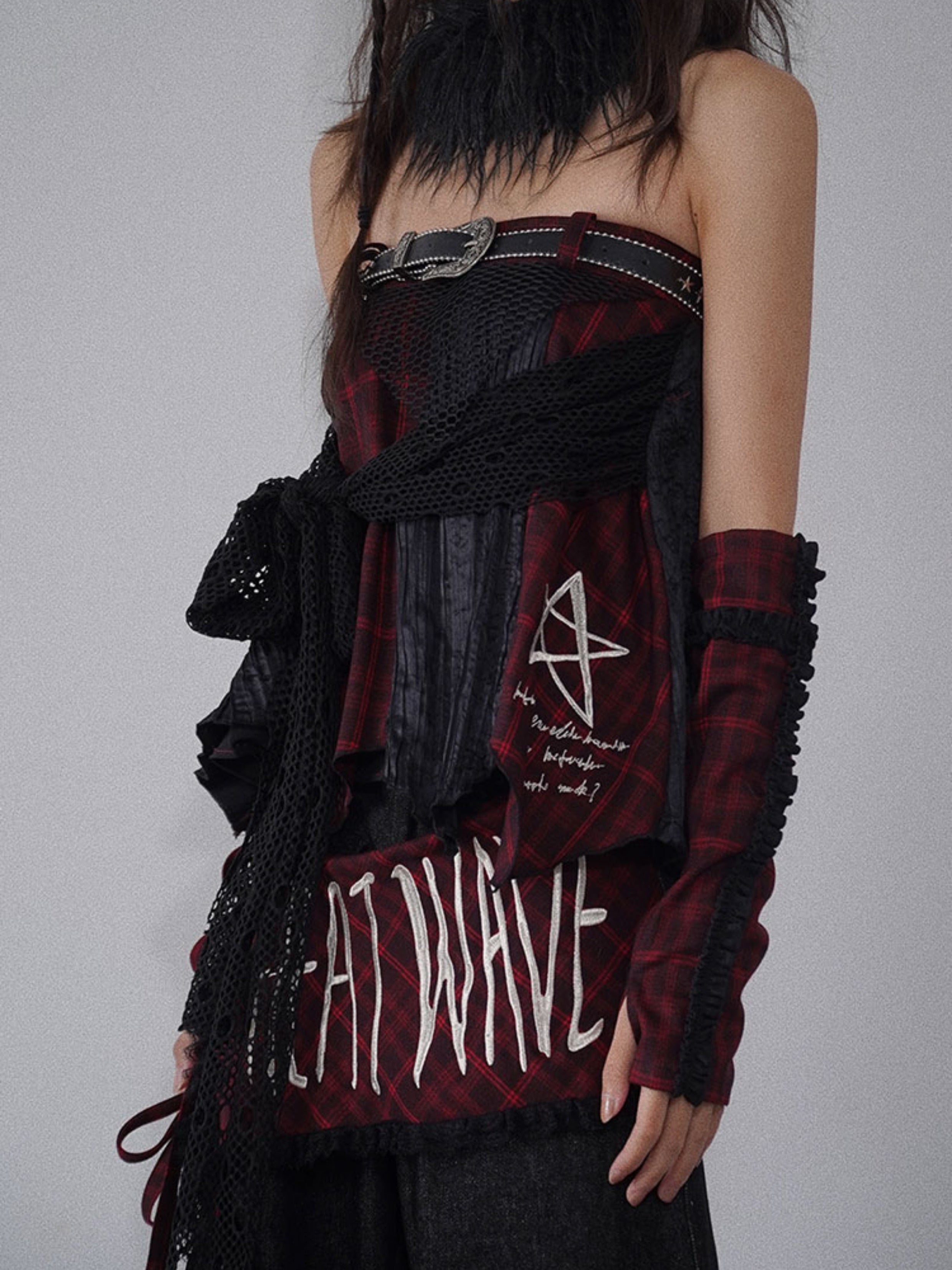 불규칙한 격자 무늬 치마를 접합시킵니다