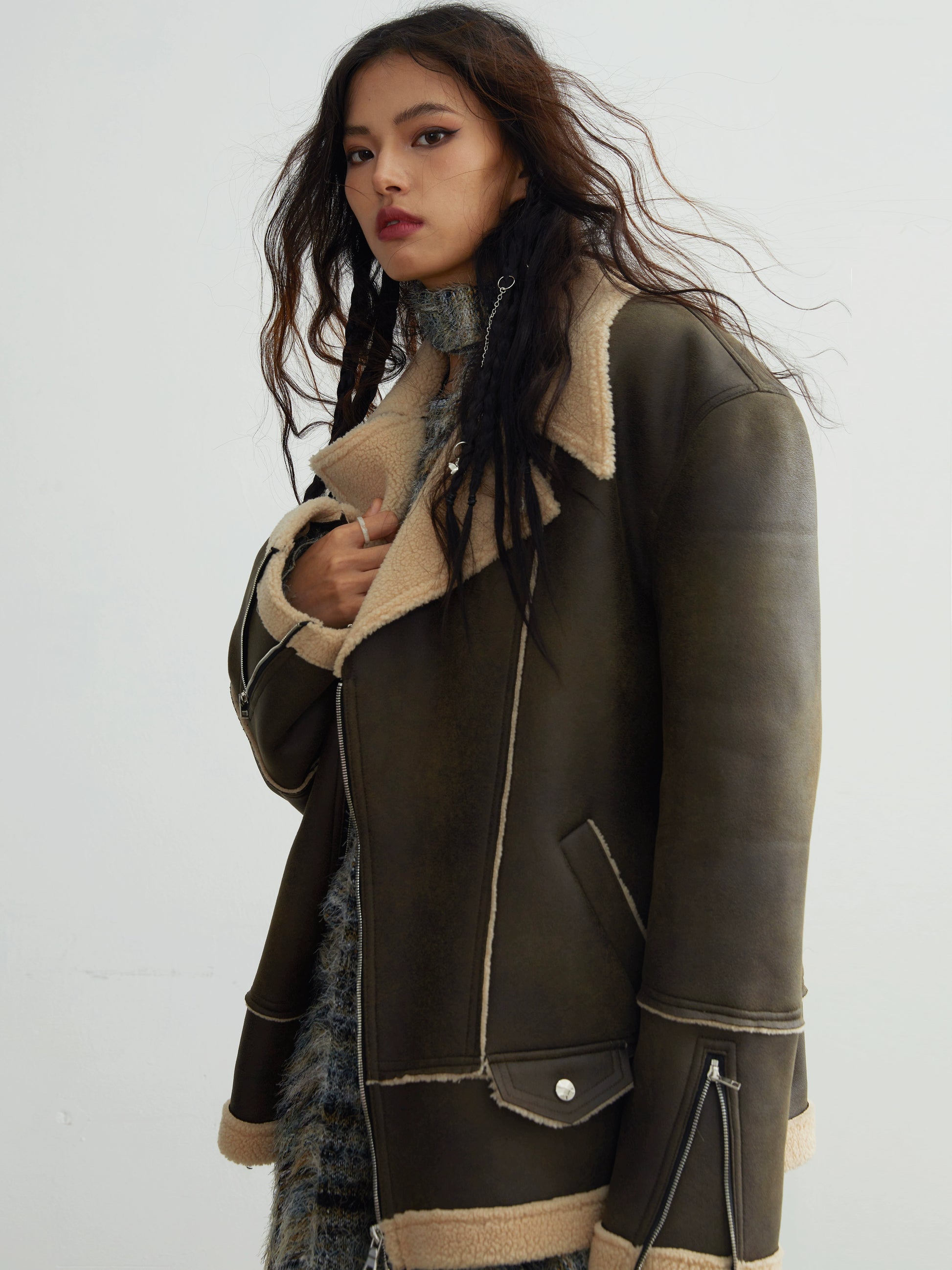 Weitschulter-Nachahmung Lammfellmantel