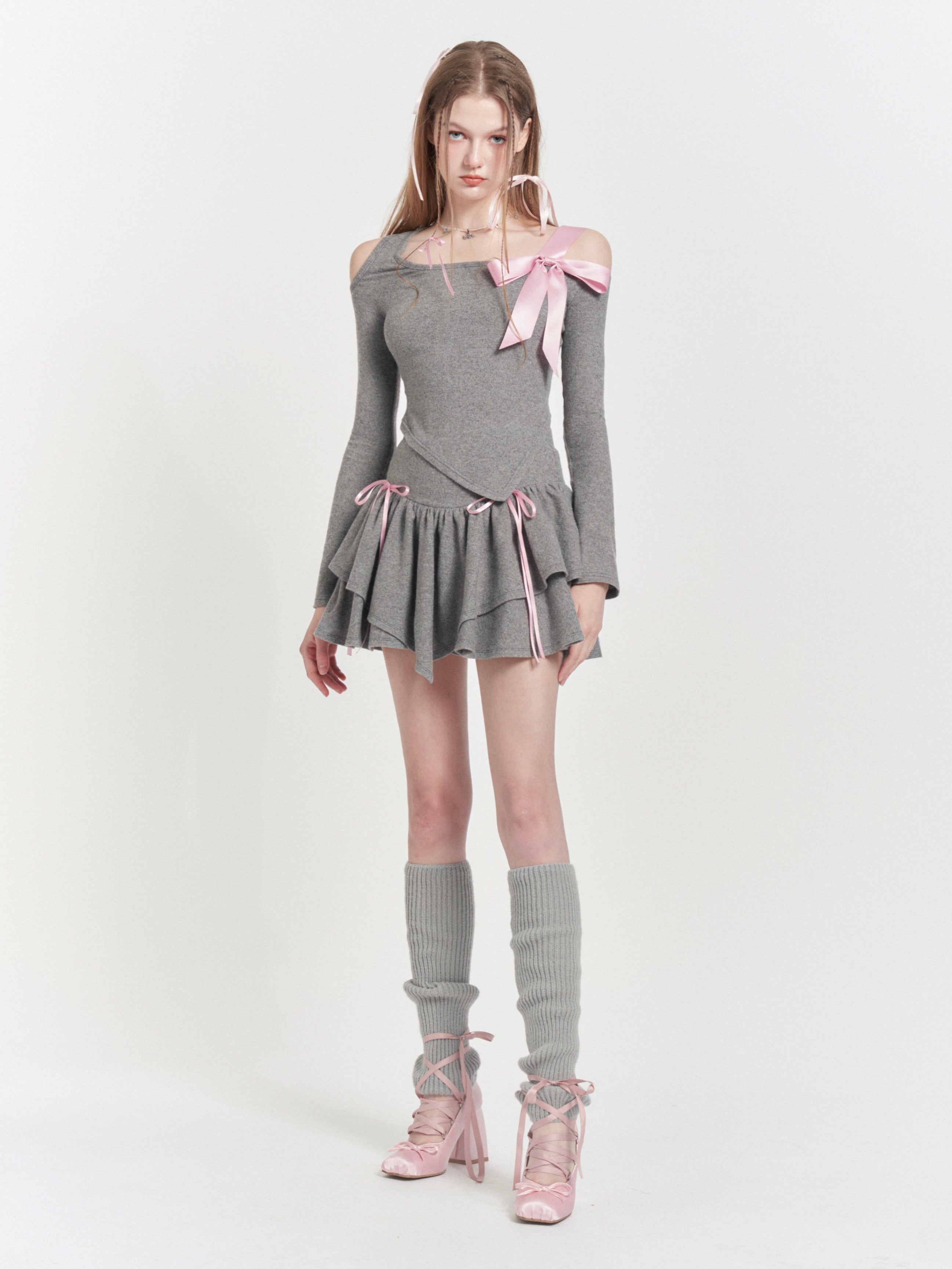 Asymmetrische Off-Shoulder-Top & Frill-Rock des Bandes asymmetrisch