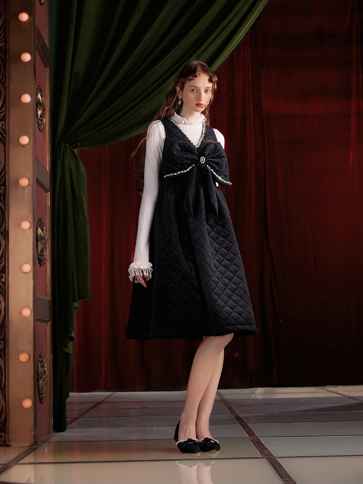 Velvet Bogen Edelstein -Perlenhülsenkleid