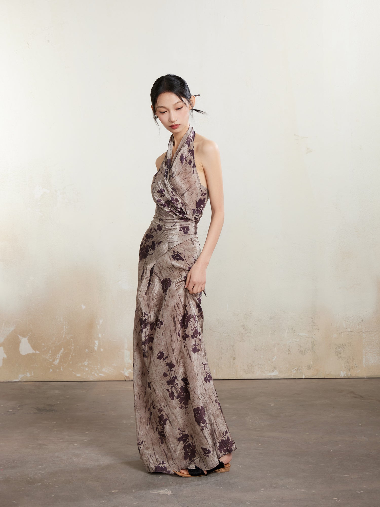 긴 홀터 넥 드레스를 인쇄하십시오