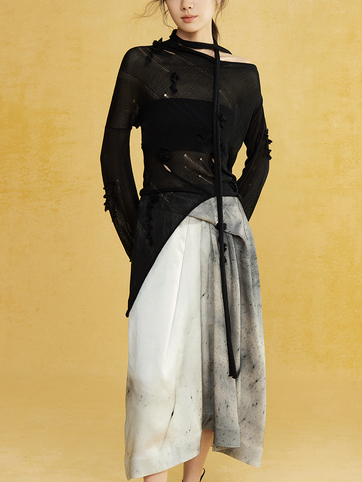 Slant-Hals unregelmäßiger Saumlochpullover