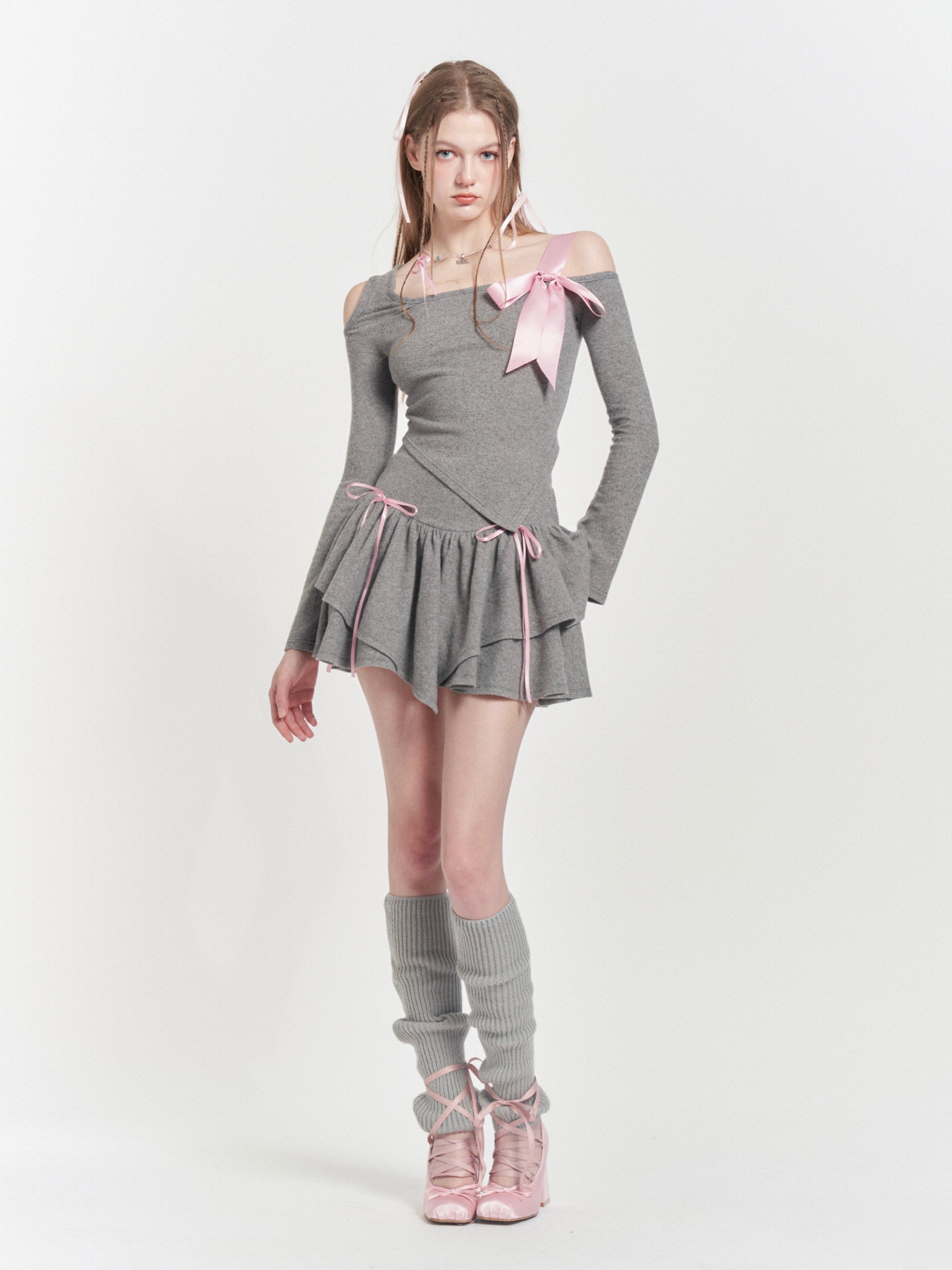 Asymmetrische Off-Shoulder-Top & Frill-Rock des Bandes asymmetrisch