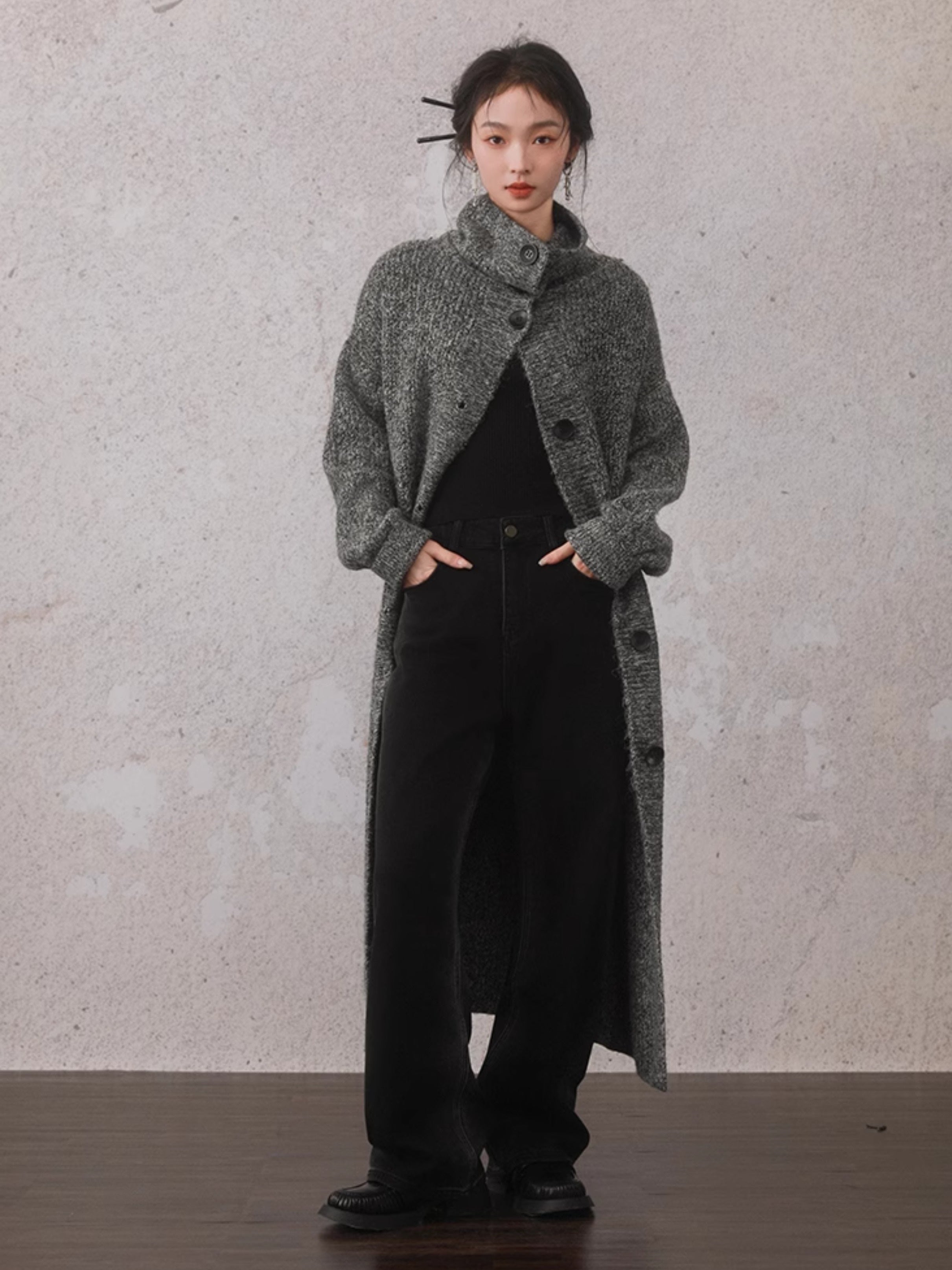 Gewaschene verzweifelte lose Jeans