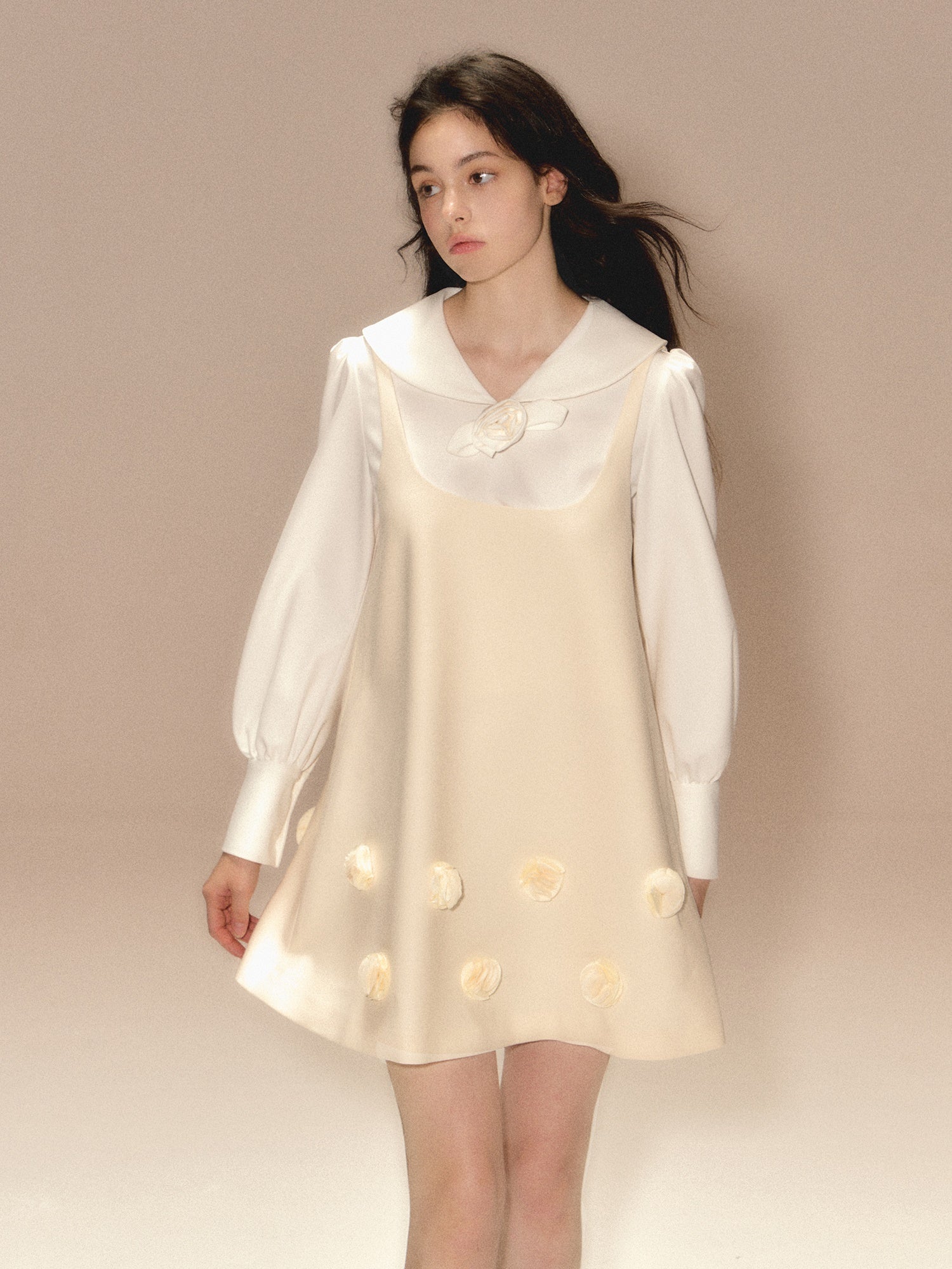 광택 있는 입체 플라워 서스펜더 원피스