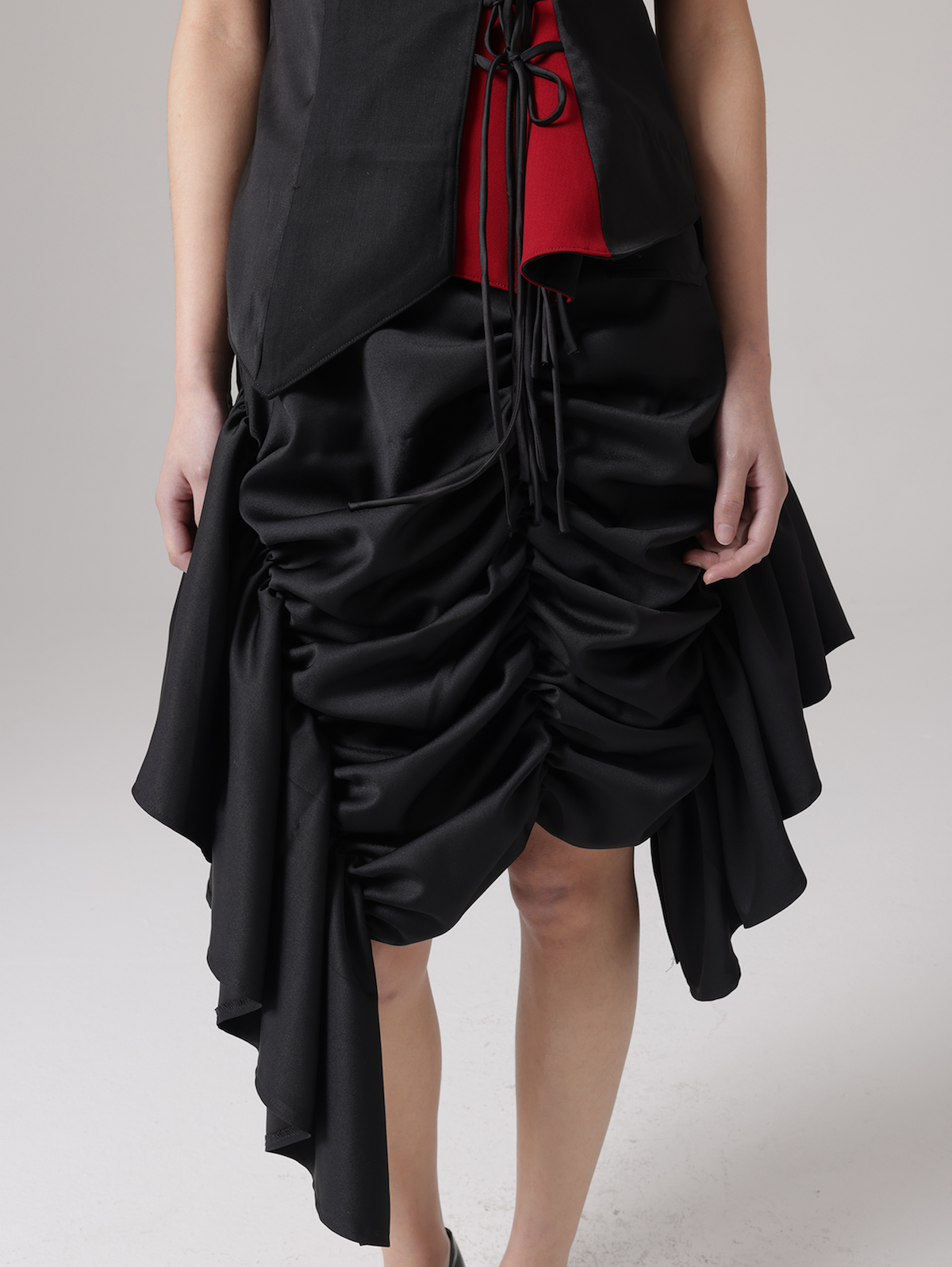 Speziell geformtes Design Pierrot-Shirt & Asymmetrie Rock sammeln