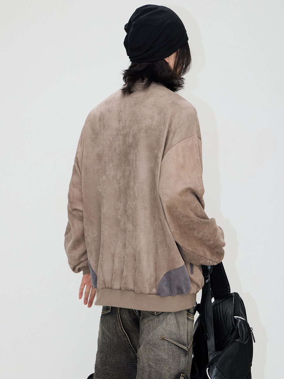 En daim touchent le pull à moitié zip